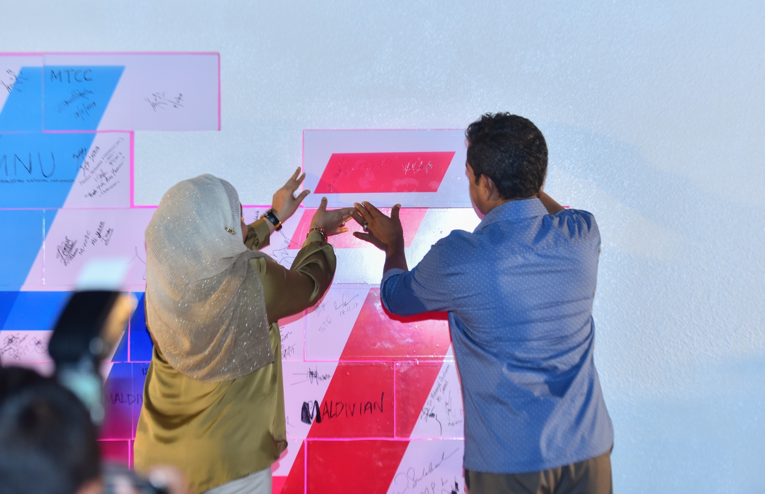 ހުޅުމާލެ ފޭސް 2: ނޮވެމްބަރު 18، 2017- ގާތްގަނޑަކަށް 80،000 މީހުންނަށް އަމާޒުކޮށް ހުޅުމާލޭގެ ދެވަނަ ފިޔަވަހީގައި ފްލެޓް އެޅުމުގެ ބިޔަ މަޝްރޫއު ރައީސް ޔާމީންގެ ދެކަނބަލުން އިފުތިތާހު ކޮށްދެއްވަނީ.---ފޮޓޯ: ހުސެއިން ވަހީދު/މިހާރު