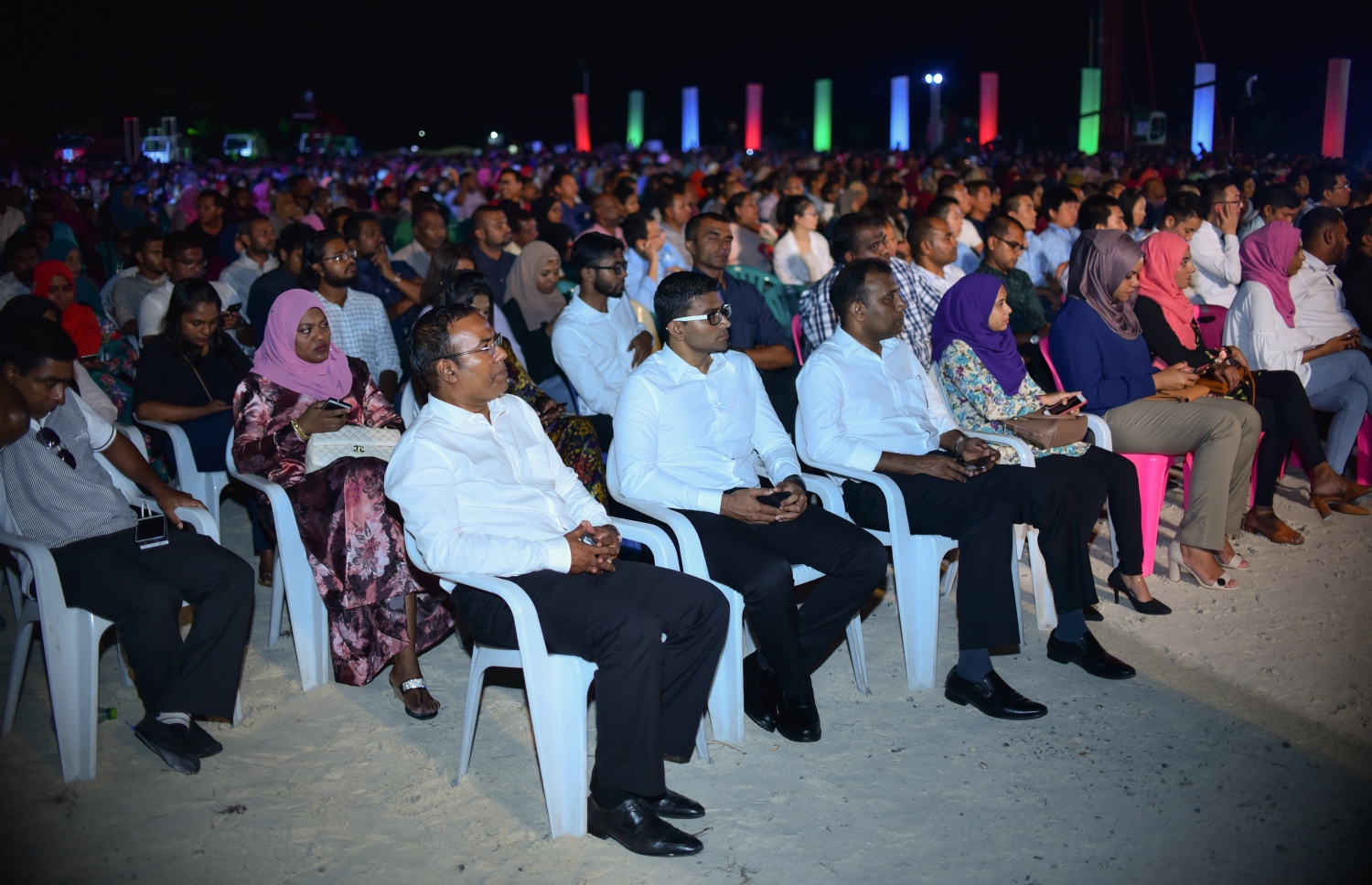 ހުޅުމާލެ ފޭސް 2: ނޮވެމްބަރު 18، 2017- ގާތްގަނޑަކަށް 80،000 މީހުންނަށް އަމާޒުކޮށް ހުޅުމާލޭގެ ދެވަނަ ފިޔަވަހީގައި ފްލެޓް އެޅުމުގެ ބިޔަ މަޝްރޫއު އިފްތިތާހު ކުރުމަށް ބޭއްވި ރަސްމިއްޔާތުގައި ބައިވެރިވި ބައެއް މީހުން: ބޯހިޔާވަހިކަން ގިނަ ބައެއްގެ ދިރިއުޅުމާ ގުޅިފައިވާއިރު، މި ރަސްމިއްޔާތުގައި ވަރަށް ގިނަ އަދަދެއްގެ ބަޔަކު ބައިވެރިވި.---ފޮޓޯ: ހުސައިން ވަހީދު/މިހާރު