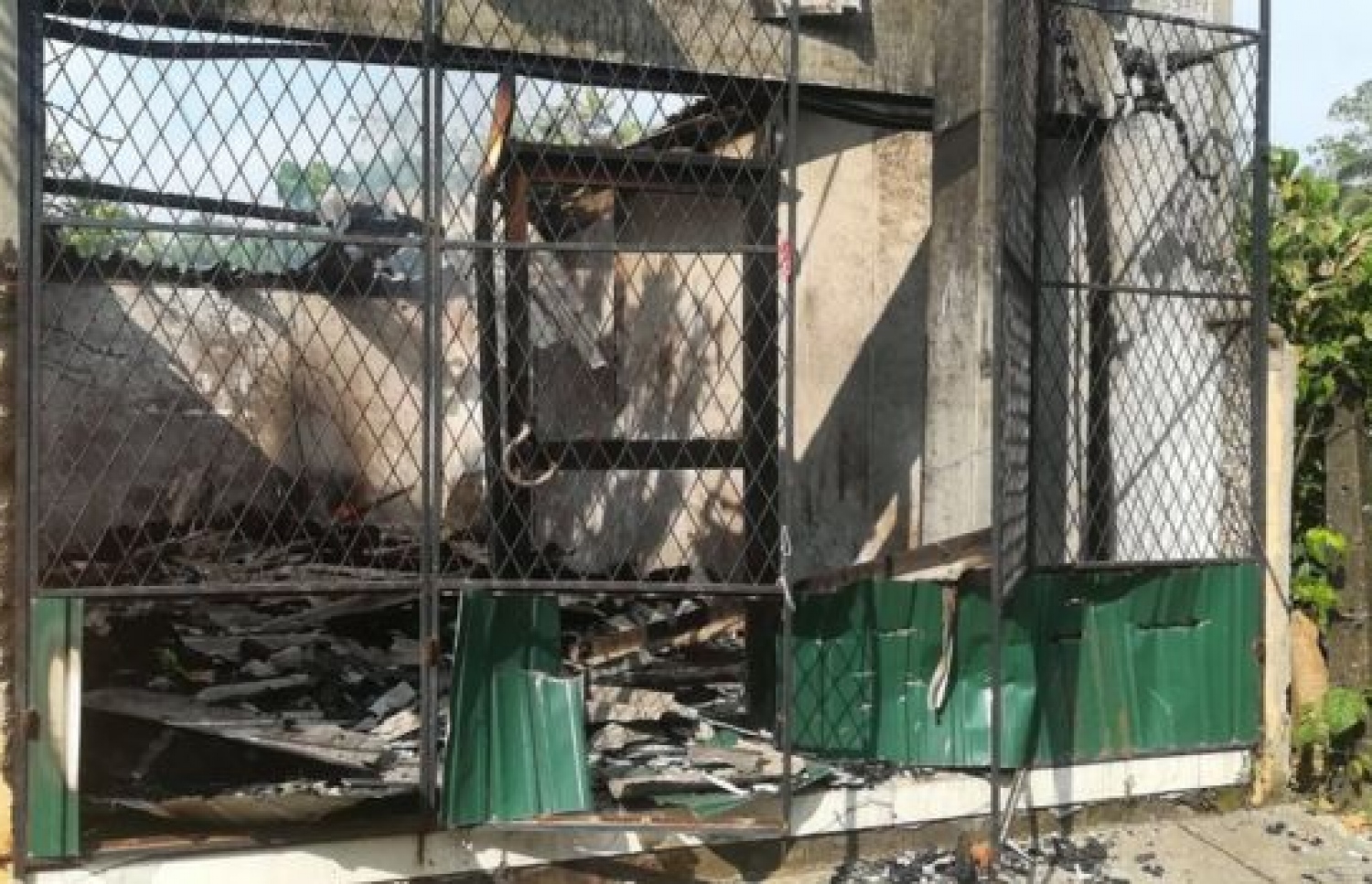 ލަންކާގެ ބުޑިސްޓް-މުސްލިމް ހަމަނުޖެހުންތަކުގައި ގޯލް ޕްރޮވިންސްގެ ގިނަ އިމާރާތްތަކަށް ވަނީ ގެއްލުންދީފައި.