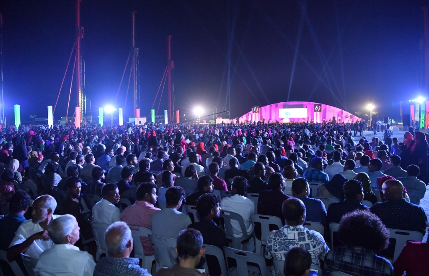 ހުޅުމާލެ: ނޮވެމްބަރު 18، 2017: ހުޅުމާލޭ ދެ ވަނަ ފިޔަވަހީގެ ދަށުން ހިއްކާފައިވާ ބިމުގައި 25 ބުރީގެ 62 ޓަވަރު އެޅުމުގެ ބިޔަ މަޝްރޫއު ފެށުމަށް ހުޅުމާލޭގައި ބޭއްވި ޖަލްސާގައި ގިނަ ބަޔަކު ބައިވެރިވަނީ-- ފޮޓޯ: ރައީސް އޮފީސް