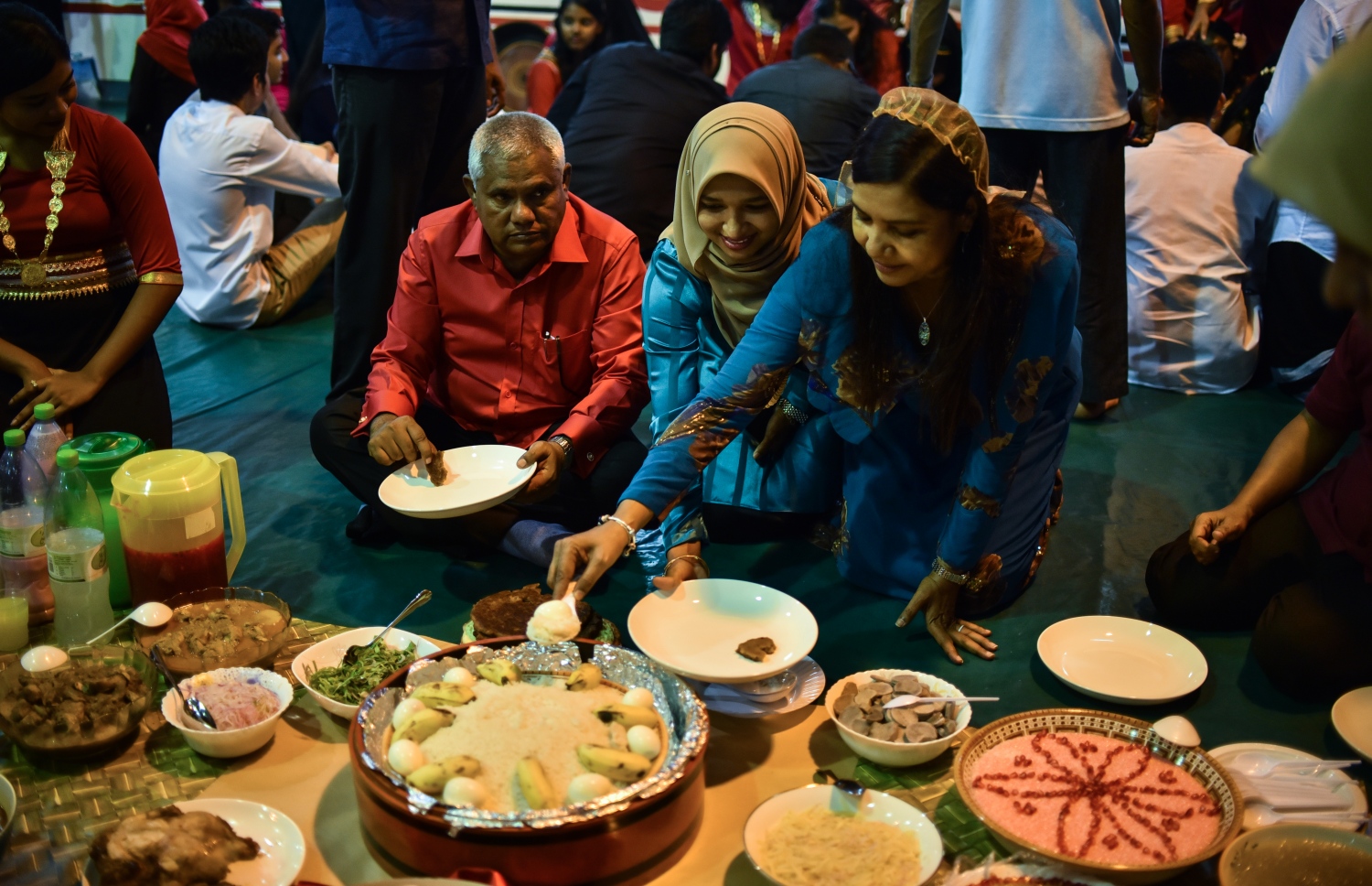 މާލެ: ނޮވެމްބަރު 19، 2017- މި އަހަރުގެ ގައުމީ ދުވަސް ފާހަގަކުރުމަށް އިސްކަންދަރު ސްކޫލްގައި ބޭއްވި ޖާފަތަށް، އެޑިއުކޭޝަން މިނިސްޓަރު ޑރ. އާއިޝަތު ޝިހާމް އިންސާފު ކުރައްވަނީ.---ފޮޓޯ: ހުސެއިން ވަހީދު/މިހާރު