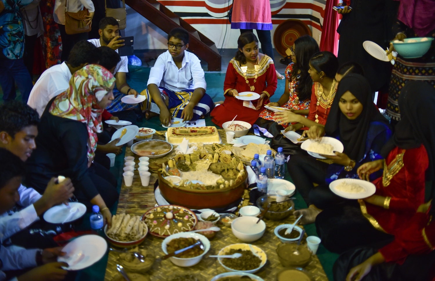 މާލެ: ނޮވެމްބަރު 19، 2017- މި އަހަރުގެ ގައުމީ ދުވަސް ފާހަގަކުރުމަށް އިސްކަންދަރު ސްކޫލްގައި ބޭއްވި ޖާފަތުގައި އެ ސްކޫލްގެ ކުދިން ބައިވެރިވަނީ.---ފޮޓޯ: ހުސެއިން ވަހީދު/މިހާރު