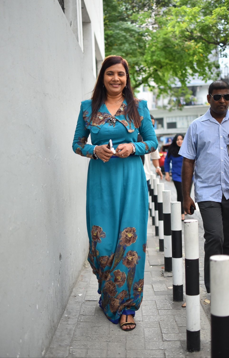 މާލެ: ނޮވެމްބަރު 19، 2017- މި އަހަރުގެ ގައުމީ ދުވަސް ފާހަގަކުރުމަށް ސްކޫލްތަކުގައި ބޭއްވި ހަރަކާތްތައް ބައްލަވާލެއްވުމަށް އެޑިއުކޭޝަން މިނިސްޓަރު ޑރ. އާއިޝަތު ޝިހާމް ވަޑައިގަންނަވަނީ.---ފޮޓޯ: ހުސެއިން ވަހީދު/މިހާރު