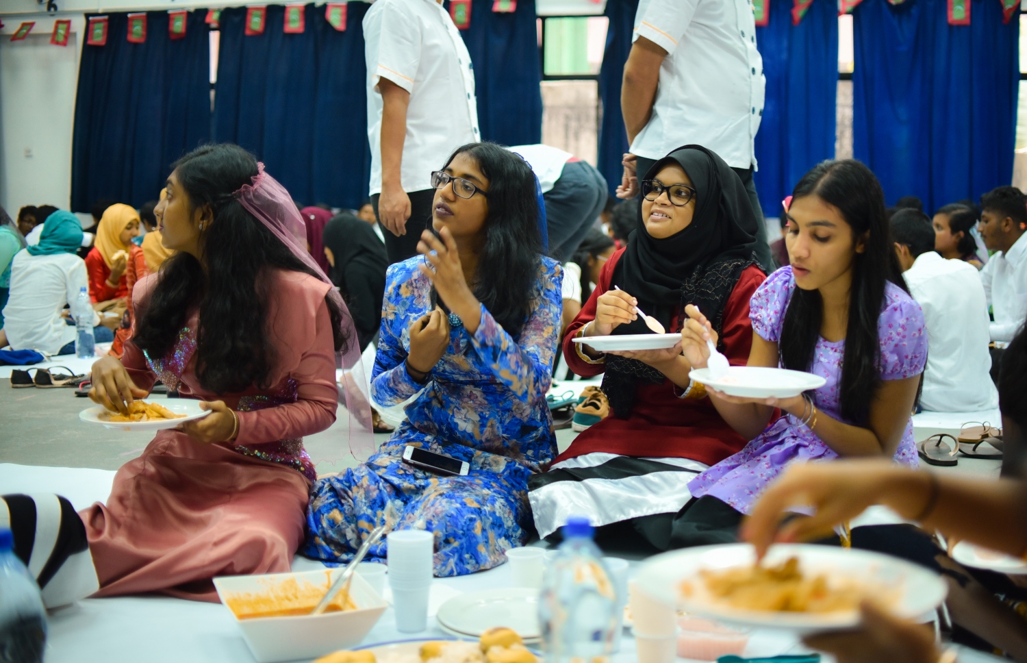 މާލެ: ނޮވެމްބަރު 19، 2017- މި އަހަރުގެ ގައުމީ ދުވަސް ފާހަގަކުރުމަށް އަމީނިއްޔާ ސްކޫލްގައި ބޭއްވި ހަރަކާތްތަކުގެ ތެރެއިން ބައެއް ކުދިން މެންދުރުގެ ކެއުމަށް އިންސާފު ކުރަނީ.---ފޮޓޯ: ހުސެއިން ވަހީދު/މިހާރު