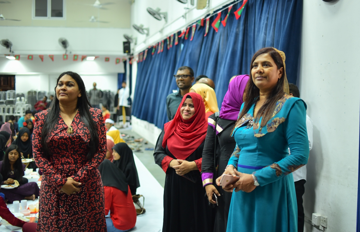 މާލެ: ނޮވެމްބަރު 19، 2017- މި އަހަރުގެ ގައުމީ ދުވަސް ފާހަގަކުރުމަށް ސީއެޗްއެސްއީގައި ބޭއްވި ސަގާފީ ހަރަކާތްތައް އެޑިއުކޭޝަން މިނިސްޓަރު ޑރ. އާއިޝަތު ޝިހާމް ބައްލަވާއިރު އޭނާގެ އަރިހުގައި އެ ސްކޫލްގެ ޕްރިންސިޕަލް ސޮފޫރާ (ވ) މަޑުކޮށްލައްވައިގެން.---ފޮޓޯ: ހުސެއިން ވަހީދު/މިހާރު