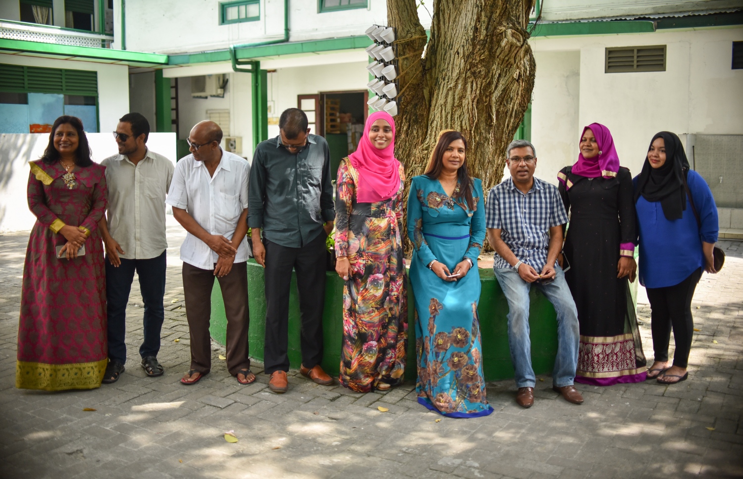 މާލެ: ނޮވެމްބަރު 19، 2017- މި އަހަރުގެ ގައުމީ ދުވަސް ފާހަގަކުރުމަށް އަމީނިއްޔާ ސްކޫލްގައި ބޭއްވި ހަރަކާތްތަކަށް ފަހު، އެޑިއުކޭޝަން މިނިސްޓަރު ޑރ. އާއިޝަތު ޝިހާމާއި އެ މިނިސްޓްރީ އަދި އަމީނިއްޔާގެ މެނޭޖްމަންޓުގެ އިސް ބައެއް ބޭފުޅުން ފޮޓޯއަކަށް ހުއްޓިވަޑައިގެން.---ފޮޓޯ: ހުސެއިން ވަހީދު/މިހާރު