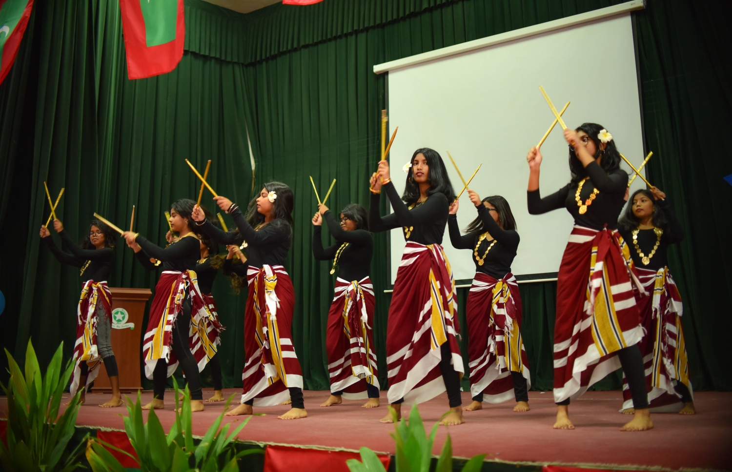 މާލެ: ނޮވެމްބަރު 19، 2017- މި އަހަރުގެ ގައުމީ ދުވަސް ފާހަގަކުރުމަށް އަމީނިއްޔާ ސްކޫލްގައި ބޭއްވި ހަރަކާތްތަކުގެ ތެރެއިން ސަގާފީ އައިޓަމެއް ހުށަހަޅައިދެނީ.---ފޮޓޯ: ހުސެއިން ވަހީދު/މިހާރު