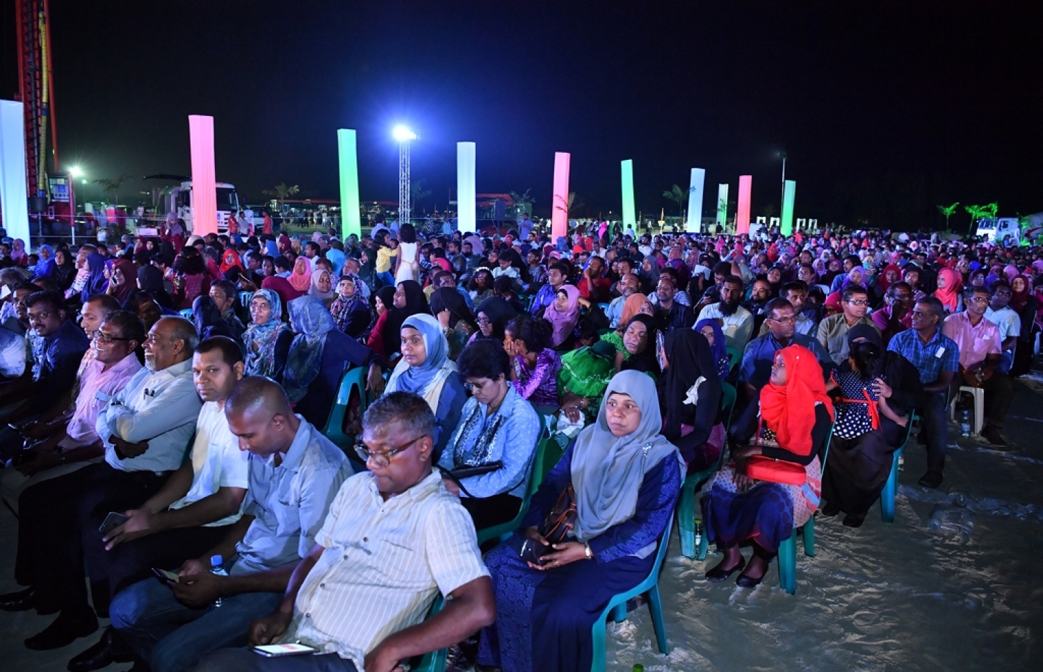 ހުޅުމާލެ: ހުޅުމާލޭގައި ފްލެޓް އިމާރާތް ކުރުމުގެ ބިޔަ މަޝްރޫއު އިފުތިތާހު ކުރުމުގެ ރަސްމިއްޔާތަށް ދިޔަ ބައެއް މީހުން.---ފޮޓޯ: ރައީސް އޮފީސް