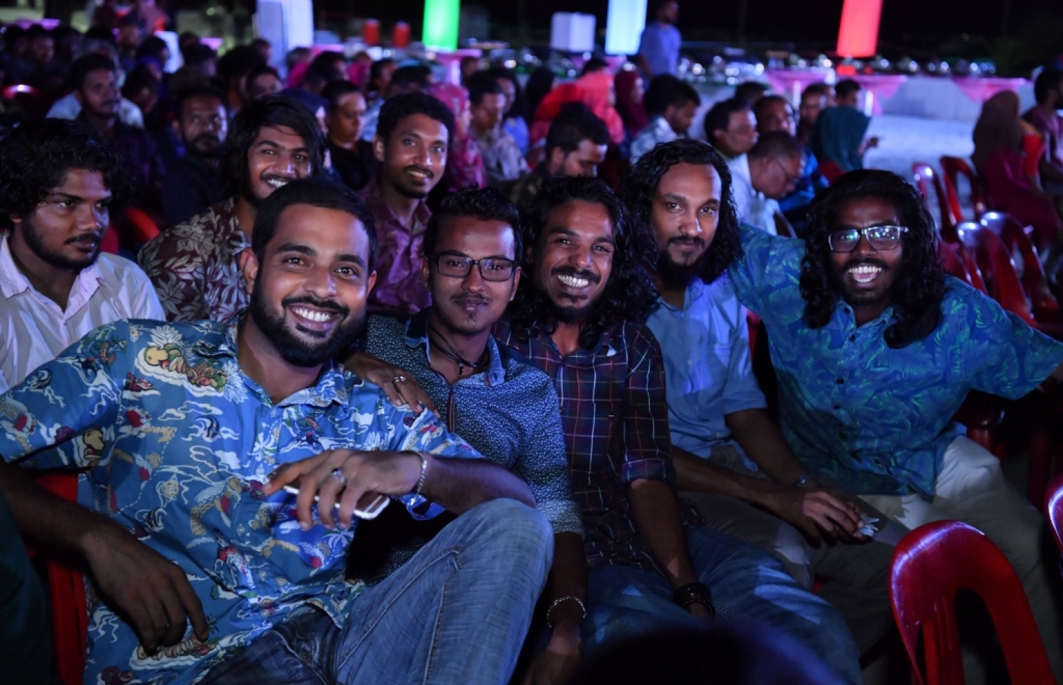 ހުޅުމާލެ: ނޮވެމްބަރު 18، 2017- ހުޅުމާލޭގައި ފްލެޓް އިމާރާތް ކުރުމުގެ ބިޔަ މަޝްރޫއު އިފުތިތާހު ކުރުމުގެ ރަސްމިއްޔާތުގައި ބައިވެރިވި ބައެއް ޒުވާނުން: މި ރަސްމިއްޔާތަށް އެތައް ހާސް ބަޔަކު ހާޒިރުވި.---ފޮޓޯ: ރައީސް އޮފީސް