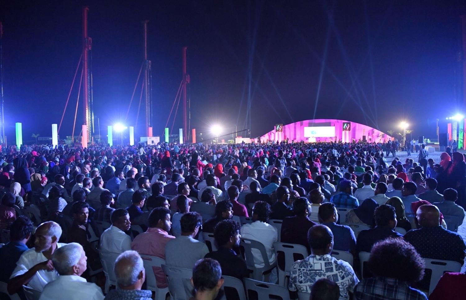 ހުޅުމާލެ: ނޮވެމްބަރު 18، 2017- ހުޅުމާލޭގައި ފްލެޓް އިމާރާތް ކުރުމުގެ ބިޔަ މަޝްރޫއު އިފުތިތާހު ކުރުމުގެ ރަސްމިއްޔާތަށް ދިޔަ ބައެއް މީހުން: މި ރަސްމިއްޔާތުގައި އެތައް ހާސް ބަޔަކު ބައިވެރިވި.---ފޮޓޯ: ރައީސް އޮފީސް