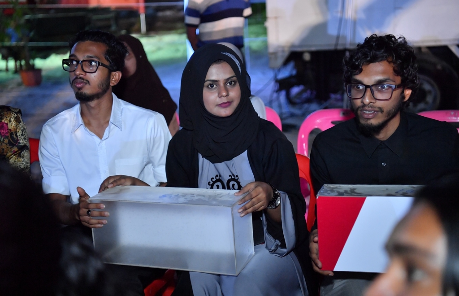 ހުޅުމާލެ: ނޮވެމްބަރު 18، 2017- ހުޅުމާލޭގައި ފްލެޓް އިމާރާތް ކުރުމުގެ ބިޔަ މަޝްރޫއު އިފުތިތާހު ކުރުމުގެ ރަސްމިއްޔާތުގައި ބައިވެރިވި ބައެއް ޒުވާނުން: މި ރަސްމިއްޔާތަށް އެތައް ހާސް ބަޔަކު ހާޒިރުވި.---ފޮޓޯ: ރައީސް އޮފީސް