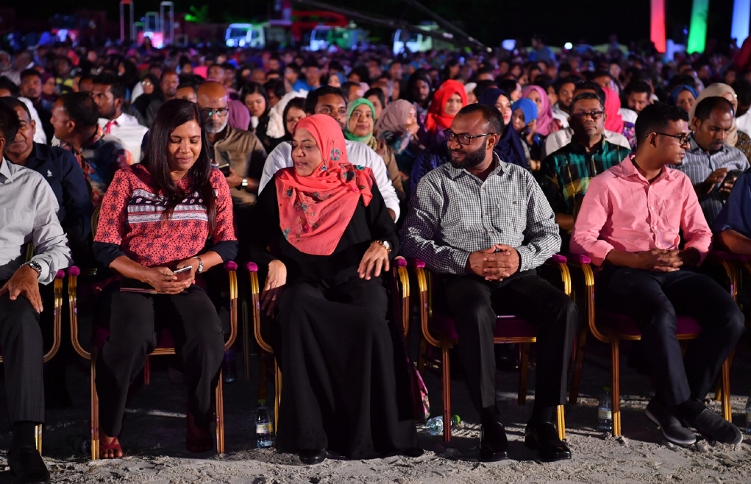 ހުޅުމާލެ: ނޮވެމްބަރު 18، 2017- ހުޅުމާލޭގައި ފްލެޓް އިމާރާތް ކުރުމުގެ ބިޔަ މަޝްރޫއު އިފުތިތާހު ކުރުމުގެ ރަސްމިއްޔާތަށް ވަޑައިގެންނެވި ބައެއް ބޭފުޅުން.---ފޮޓޯ: ރައީސް އޮފީސް