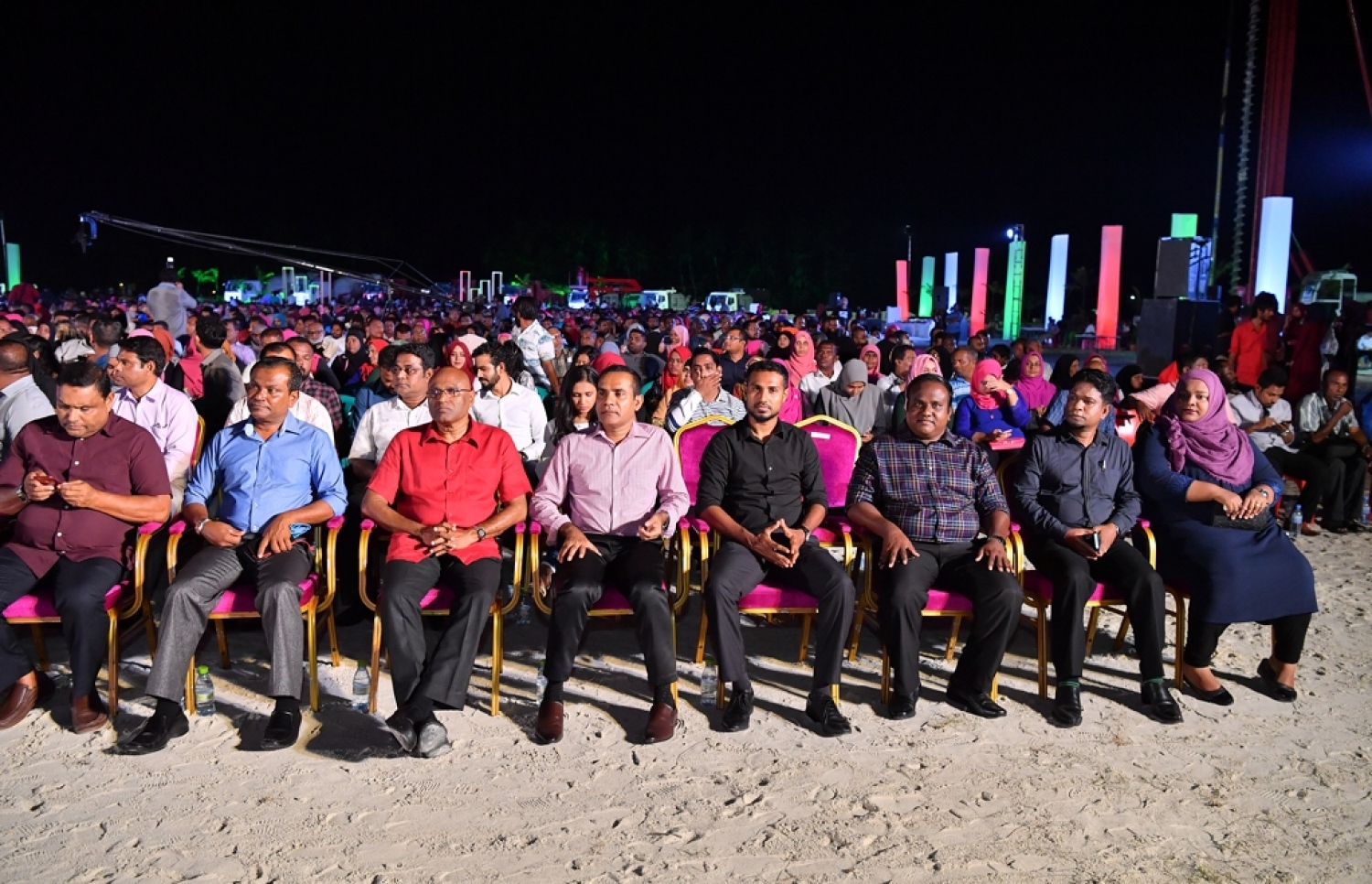 ހުޅުމާލެ: ނޮވެމްބަރު 18، 2017- ހުޅުމާލޭގައި ފްލެޓް އިމާރާތް ކުރުމުގެ ބިޔަ މަޝްރޫއު އިފުތިތާހު ކުރުމުގެ ރަސްމިއްޔާތަށް ވަޑައިގެންނެވި ބައެއް ބޭފުޅުން.---ފޮޓޯ: ރައީސް އޮފީސް