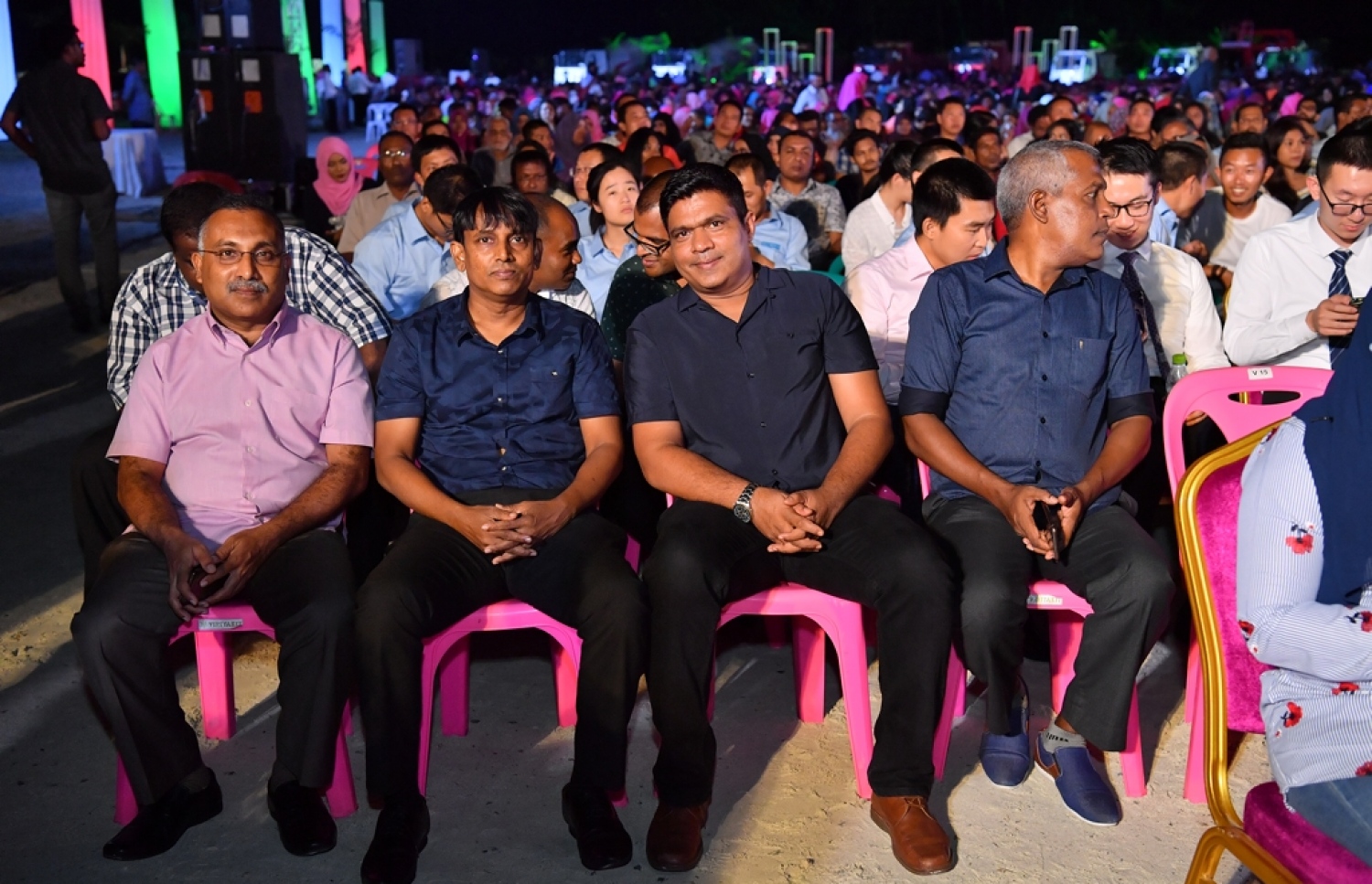 ހުޅުމާލެ: ނޮވެމްބަރު 18، 2017- ހުޅުމާލޭގައި ފްލެޓް އިމާރާތް ކުރުމުގެ ބިޔަ މަޝްރޫއު އިފުތިތާހު ކުރުމުގެ ރަސްމިއްޔާތަށް ވަޑައިގެންނެވި ބައެއް ބޭފުޅުން.---ފޮޓޯ: ރައީސް އޮފީސް