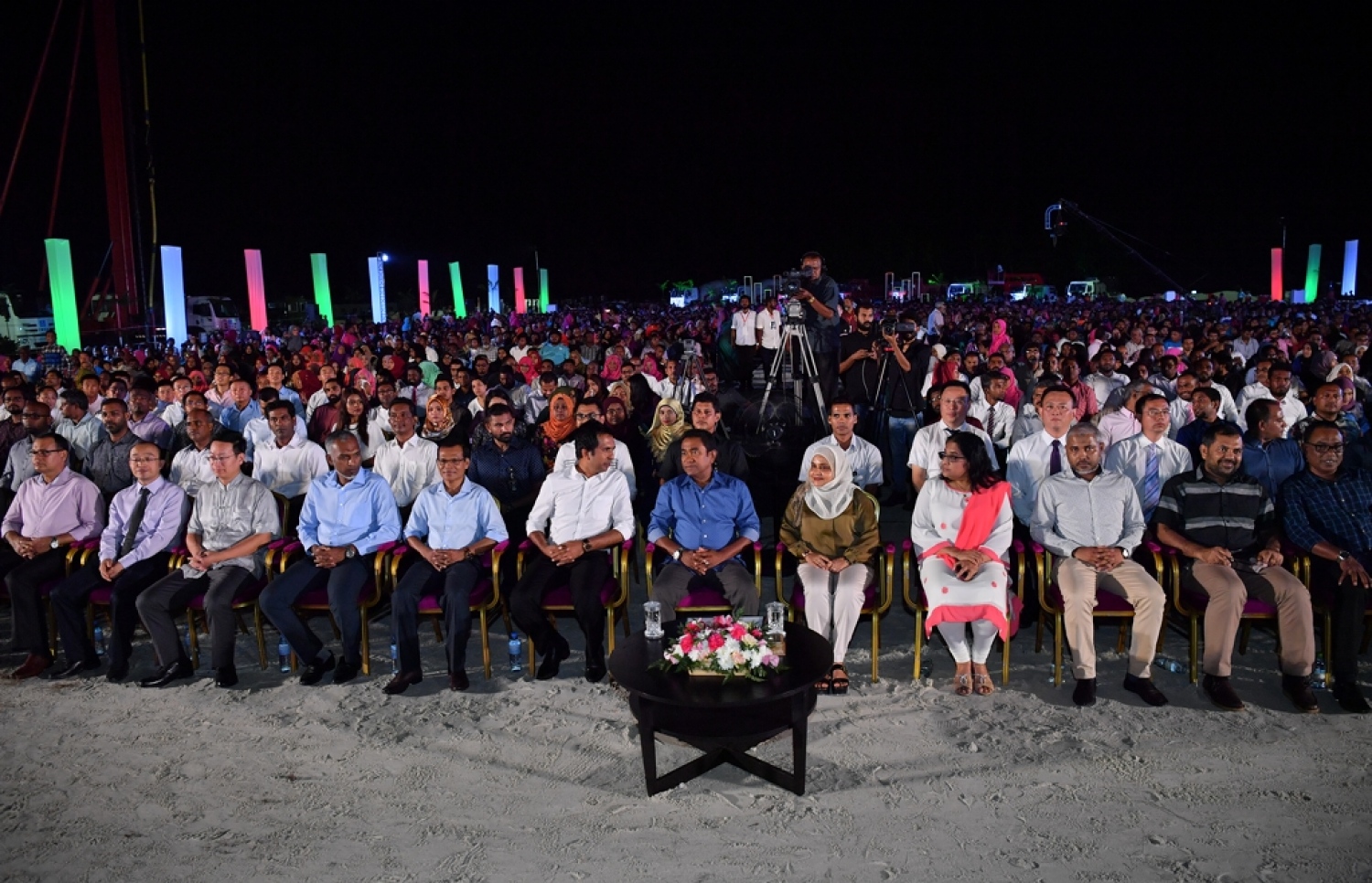 ހުޅުމާލެ: ނޮވެމްބަރު 18، 2017- ހުޅުމާލޭގައި ފްލެޓް އިމާރާތް ކުރުމުގެ ބިޔަ މަޝްރޫއު އިފުތިތާހު ކުރުމުގެ ރަސްމިއްޔާތު: މި ރަސްމިއްޔާތަށް އެތައް ހާސް ބަޔަކު ހާޒިރުވި.---ފޮޓޯ: ރައީސް އޮފީސް