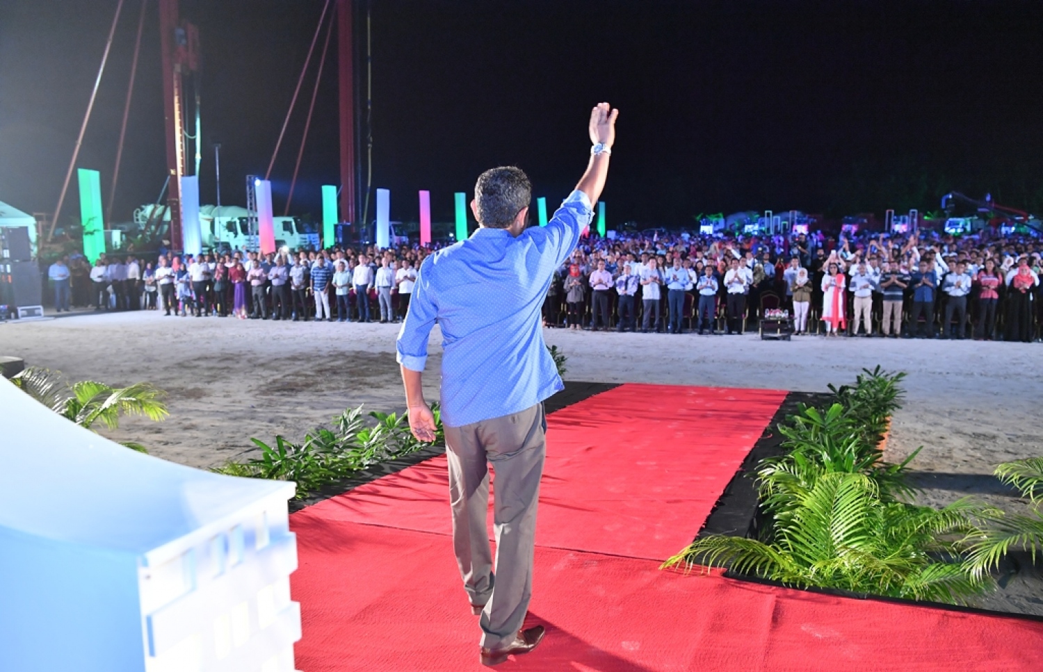 ހުޅުމާލެ: ނޮވެމްބަރު 18، 2017- ހުޅުމާލޭގައި ފްލެޓް އިމާރާތް ކުރުމުގެ ބިޔަ މަޝްރޫއު އިފުތިތާހު ކުރުމުގެ ރަސްމިއްޔާތަށް ދިޔަ އެތައް ސަތޭކަ ބަޔަކާ ރައީސް ޔާމީން އަތްޕުޅު ހިއްލާލައްވައި ސަލާމް ކުރައްވަނީ.---ފޮޓޯ: ރައީސް އޮފީސް