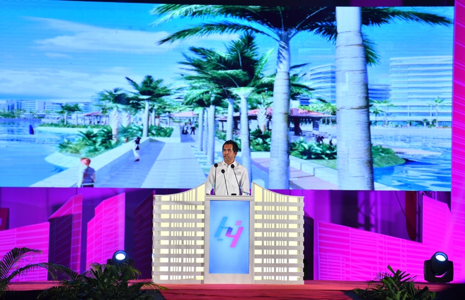 ހުޅުމާލެ: ނޮވެމްބަރު 18، 2017- ހުޅުމާލޭގައި ފްލެޓް އިމާރާތް ކުރުމުގެ ބިޔަ މަޝްރޫއު އިފުތިތާހު ކުރުމުގެ ރަސްމިއްޔާތުގައި އިކޮނޮމިކް މިނިސްޓަރު ސައީދު ވާހަކަ ދައްކަވަނީ.---ފޮޓޯ: ރައީސް އޮފީސް