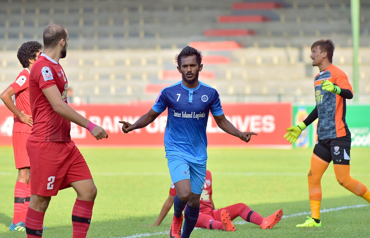 އުރީދޫ ދިވެހި ޕްރިމިއާ ލީގުގެ ފަހު މެޗުގައި ޓީސީ ކޮޅަށް ލަނޑު ޖެހުމަށް ފަހު ސެންޓޭ އުފާފާޅުކުރަނީ.-- ފޮޓޯ: ނިޝާން އަލީ/ މިހާރު