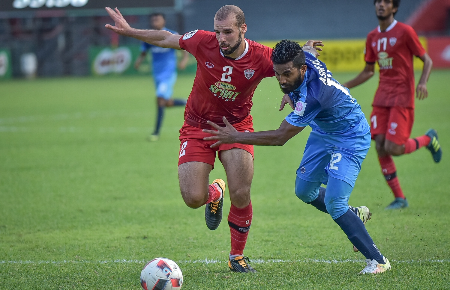 އުރީދޫ ދިވެހި ޕްރިމިއާ ލީގުގައި ޓީސީ ސްޕޯޓްސް ކްލަބާއި ނިއު ރޭޑިއަންޓް ބައްދަލުކުރި މެޗުގެ ތެރެއިން ދަގަނޑޭ ޓީސީގެ އަލާ ނާސިރު ކައިރިން ބޯޅަހިފައިގެން ދަނީ--. ފޮޓޯ: ނިޝާން އަލީ/ މިހާރު