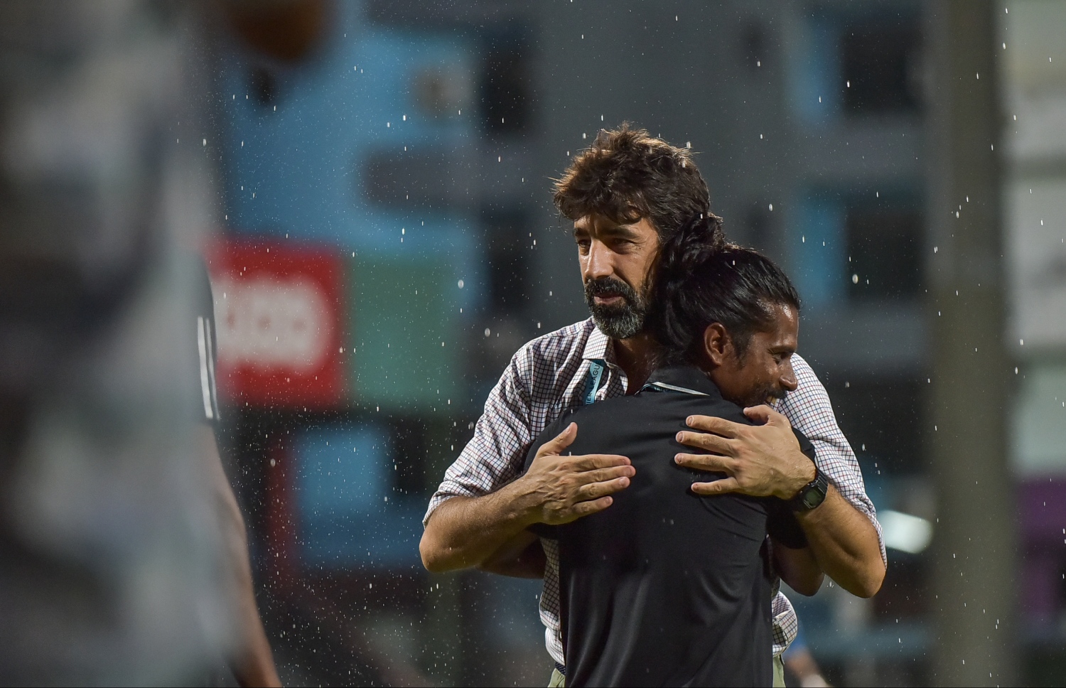 ނިއުގެ ކޯޗު އޮސްކާ އެ ޓީމުގެ ކޯޗިން ސްޓާފެއް ކަމަށްވާ އާދަމް ފަޒީހު އާ ބައްދާލައިގެން --. ފޮޓޯ: ނިޝާން އަލީ/ މިހާރު