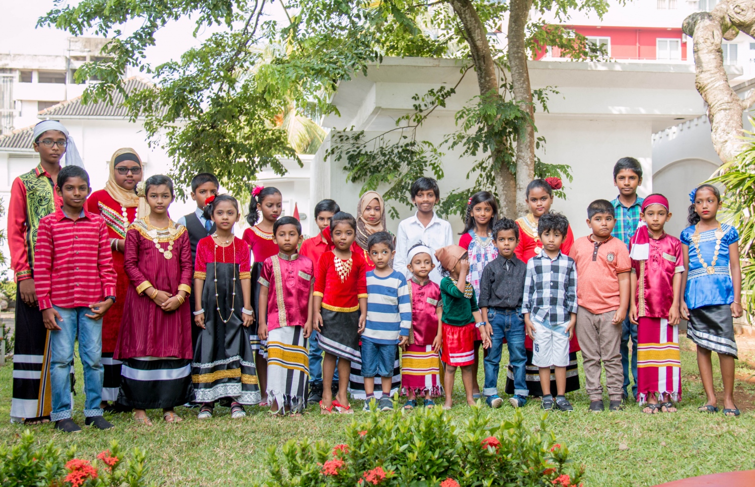 ސްރީ ލަންކާ: ނޮވެމްބަރު 19، 2017- ރާއްޖޭގެ މި އަހަރުގެ ގައުމީ ދުވަސް ސްރީ ލަންކާގައި ހުންނަ ދިވެހި އެމްބަސީގައި ފާހަގަކުރުމަށް ބޭއްވި ހަފުލާގައި ބައިވެރިވި ދިވެހި ކުދިން.