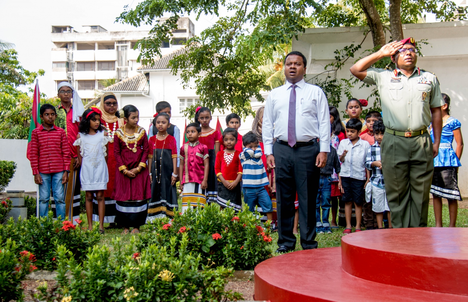 ސްރީ ލަންކާ: ނޮވެމްބަރު 19، 2017- ރާއްޖޭގެ މި އަހަރުގެ ގައުމީ ދުވަސް ސްރީ ލަންކާގައި ހުންނަ ދިވެހި އެމްބަސީގައި ފާހަގަކުރުމަށް ބޭއްވި ރަސްމިއްޔާތުގައި، އެ ގައުމުގައި ހުންނަވާ ދިވެހި ސަފީރު މުހައްމަދު ހުސެއިން ޝަރީފް (މުންދު) ބައިވެރިވެވަޑައިގަންނަވަނީ.