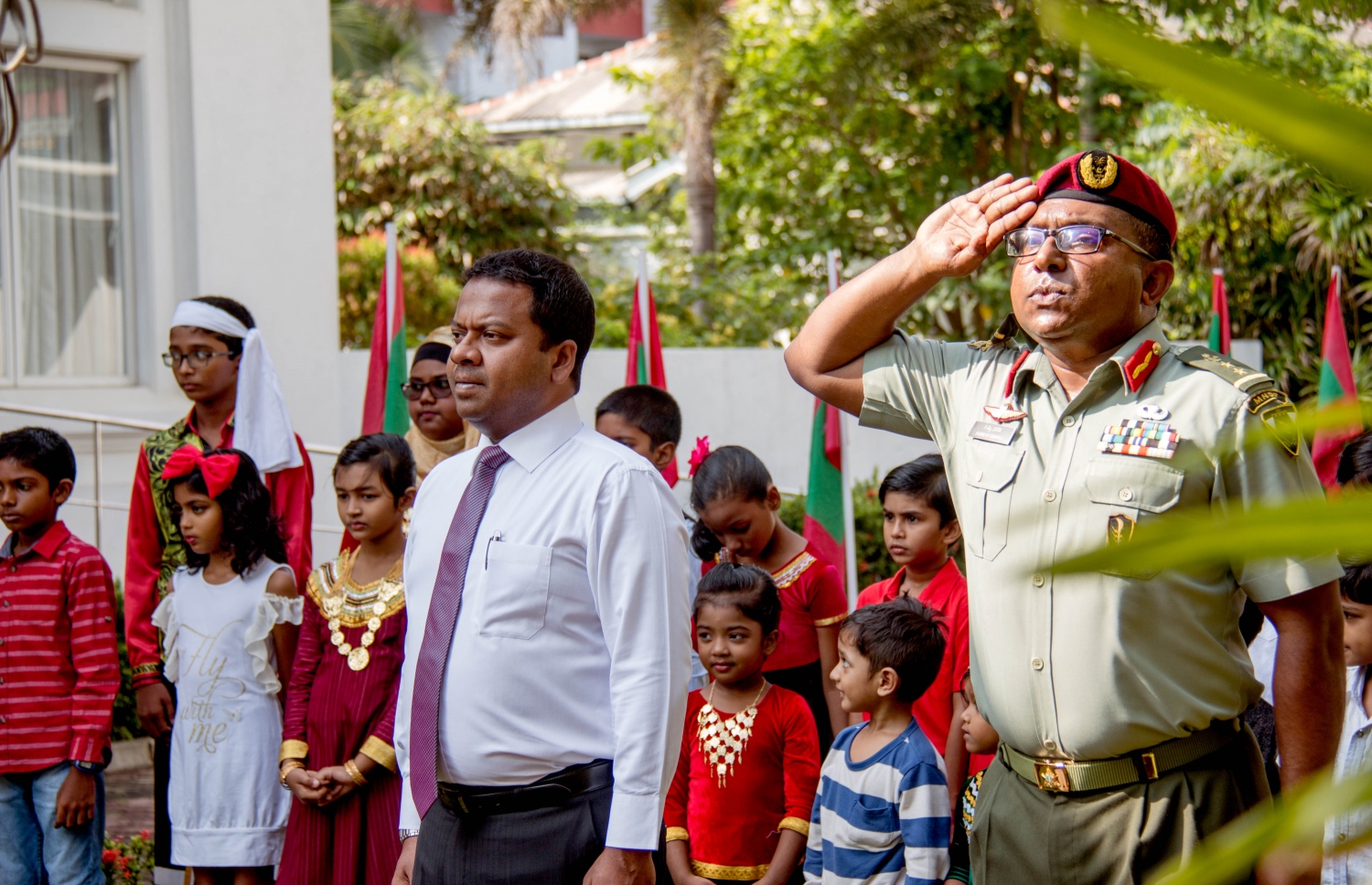 ސްރީ ލަންކާ: ނޮވެމްބަރު 19، 2017- ރާއްޖޭގެ މި އަހަރުގެ ގައުމީ ދުވަސް ސްރީ ލަންކާގައި ހުންނަ ދިވެހި އެމްބަސީގައި ފާހަގަކުރުމަށް ބޭއްވި ރަސްމިއްޔާތުގައި، އެ ގައުމުގައި ހުންނަވާ ދިވެހި ސަފީރު މުހައްމަދު ހުސެއިން ޝަރީފް (މުންދު) ބައިވެރިވެވަޑައިގަންނަވަނީ.