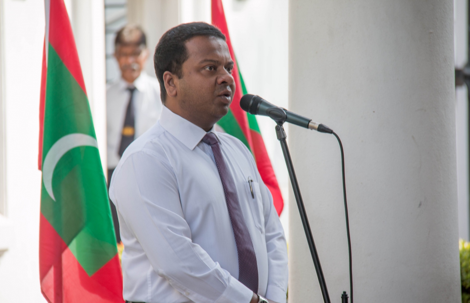 ސްރީ ލަންކާ: ނޮވެމްބަރު 19، 2017- ރާއްޖޭގެ މި އަހަރުގެ ގައުމީ ދުވަސް ސްރީ ލަންކާގައި ހުންނަ ދިވެހި އެމްބަސީގައި ފާހަގަކުރުމަށް ބޭއްވި ރަސްމިއްޔާތުގައި، އެ ގައުމުގައި ހުންނަވާ ދިވެހި ސަފީރު މުހައްމަދު ހުސެއިން ޝަރީފް (މުންދު) ވާހަކަ ދައްކަވަނީ.