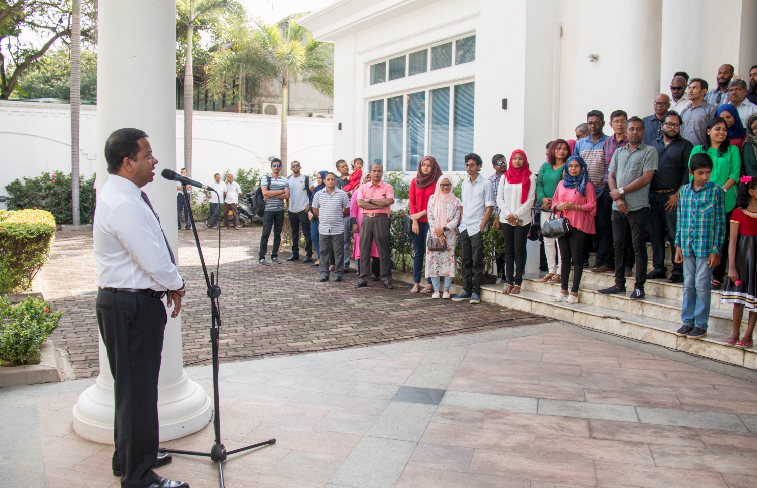 ސްރީ ލަންކާ: ނޮވެމްބަރު 19، 2017- ރާއްޖޭގެ މި އަހަރުގެ ގައުމީ ދުވަސް ސްރީ ލަންކާގައި ހުންނަ ދިވެހި އެމްބަސީގައި ފާހަގަކުރުމަށް ބޭއްވި ރަސްމިއްޔާތުގައި، އެ ގައުމުގައި ހުންނަވާ ދިވެހި ސަފީރު މުހައްމަދު ހުސެއިން ޝަރީފް (މުންދު) ވާހަކަ ދައްކަވަނީ.