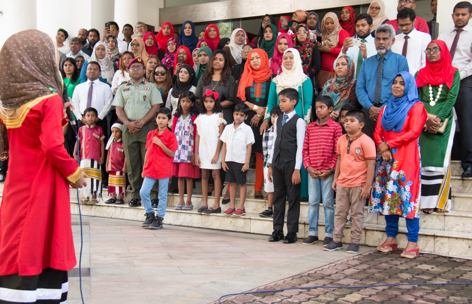 ސްރީ ލަންކާ: ނޮވެމްބަރު 19، 2017- ރާއްޖޭގެ މި އަހަރުގެ ގައުމީ ދުވަސް ސްރީ ލަންކާގައި ހުންނަ ދިވެހި އެމްބަސީގައި ފާހަގަކުރުމަށް ބޭއްވި ހަފުލާގައި ދިވެހި ކުއްޖަކު ރައިވަރެއް ކިޔަނީ.