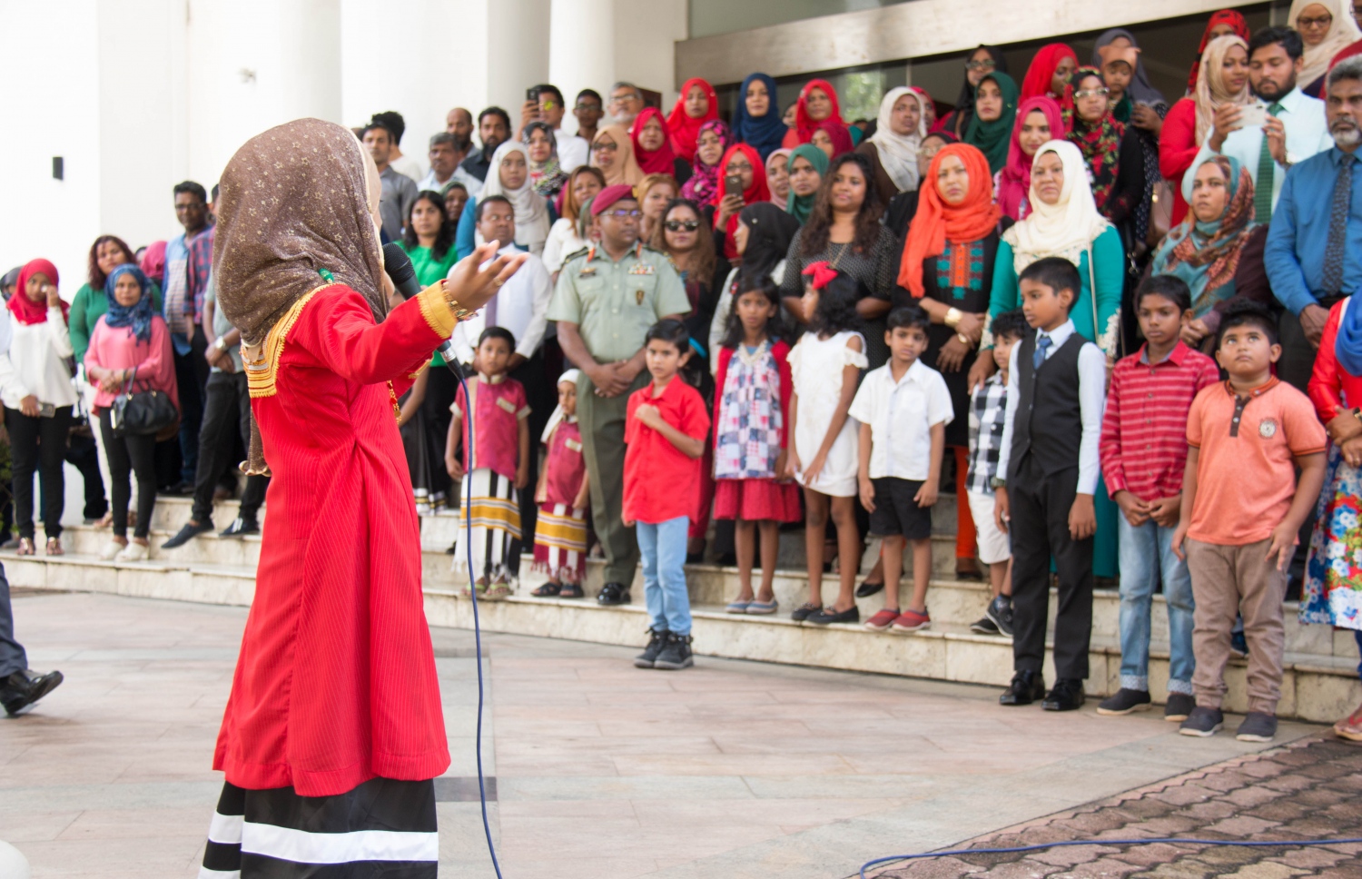 ސްރީ ލަންކާ: ނޮވެމްބަރު 19، 2017- ރާއްޖޭގެ މި އަހަރުގެ ގައުމީ ދުވަސް ސްރީ ލަންކާގައި ހުންނަ ދިވެހި އެމްބަސީގައި ފާހަގަކުރުމަށް ބޭއްވި ހަފުލާގައި ދިވެހި ކުއްޖަކު ރައިވަރެއް ކިޔަނީ.