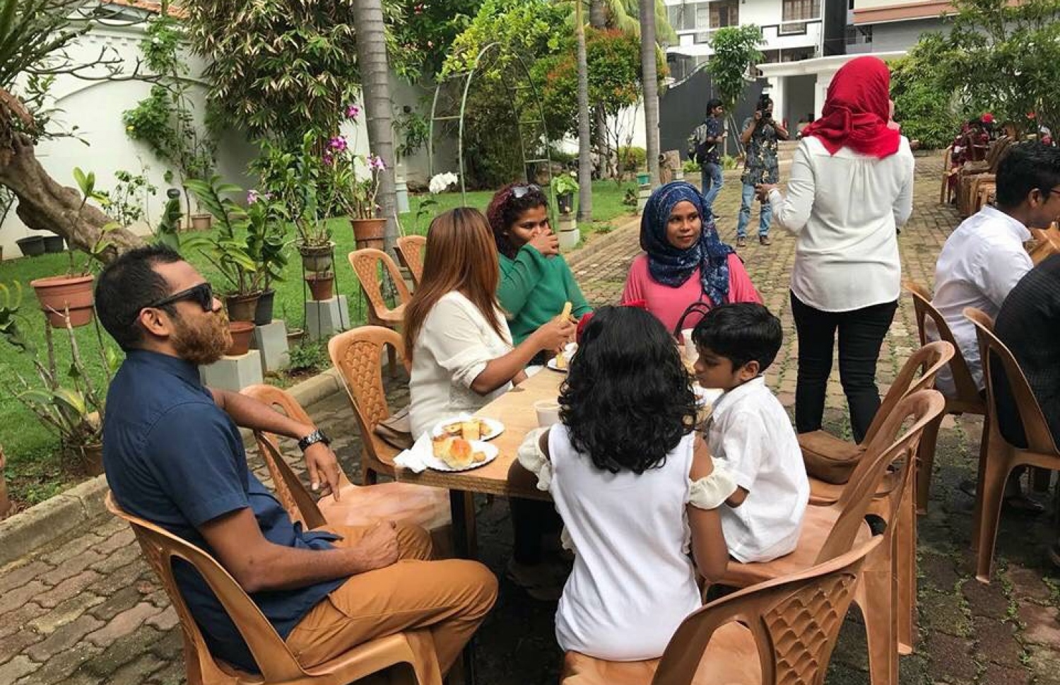 ސްރީ ލަންކާ: ނޮވެމްބަރު 19، 2017- ރާއްޖޭގެ މި އަހަރުގެ ގައުމީ ދުވަސް ސްރީ ލަންކާގައި ހުންނަ ދިވެހި އެމްބަސީގައި ފާހަގަކުރުމަށް ބޭއްވި ރަސްމިއްޔާތުގައި ބައިވެރިވި ބައެއް މީހުން.