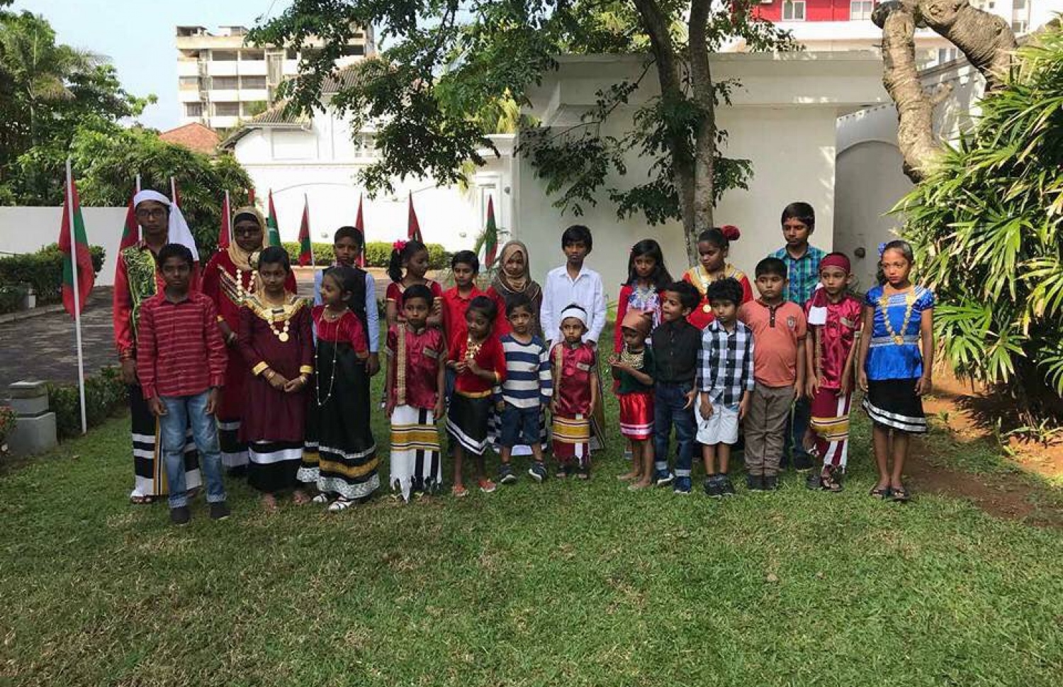 ސްރީ ލަންކާ: ނޮވެމްބަރު 19، 2017- ރާއްޖޭގެ މި އަހަރުގެ ގައުމީ ދުވަސް ސްރީ ލަންކާގައި ހުންނަ ދިވެހި އެމްބަސީގައި ފާހަގަކުރުމަށް ބޭއްވި ރަސްމިއްޔާތުގައި ސަގާފީ ހަރަކާތްތައް ހުށަހަޅައިދިން ބައެއް ކުދިން.