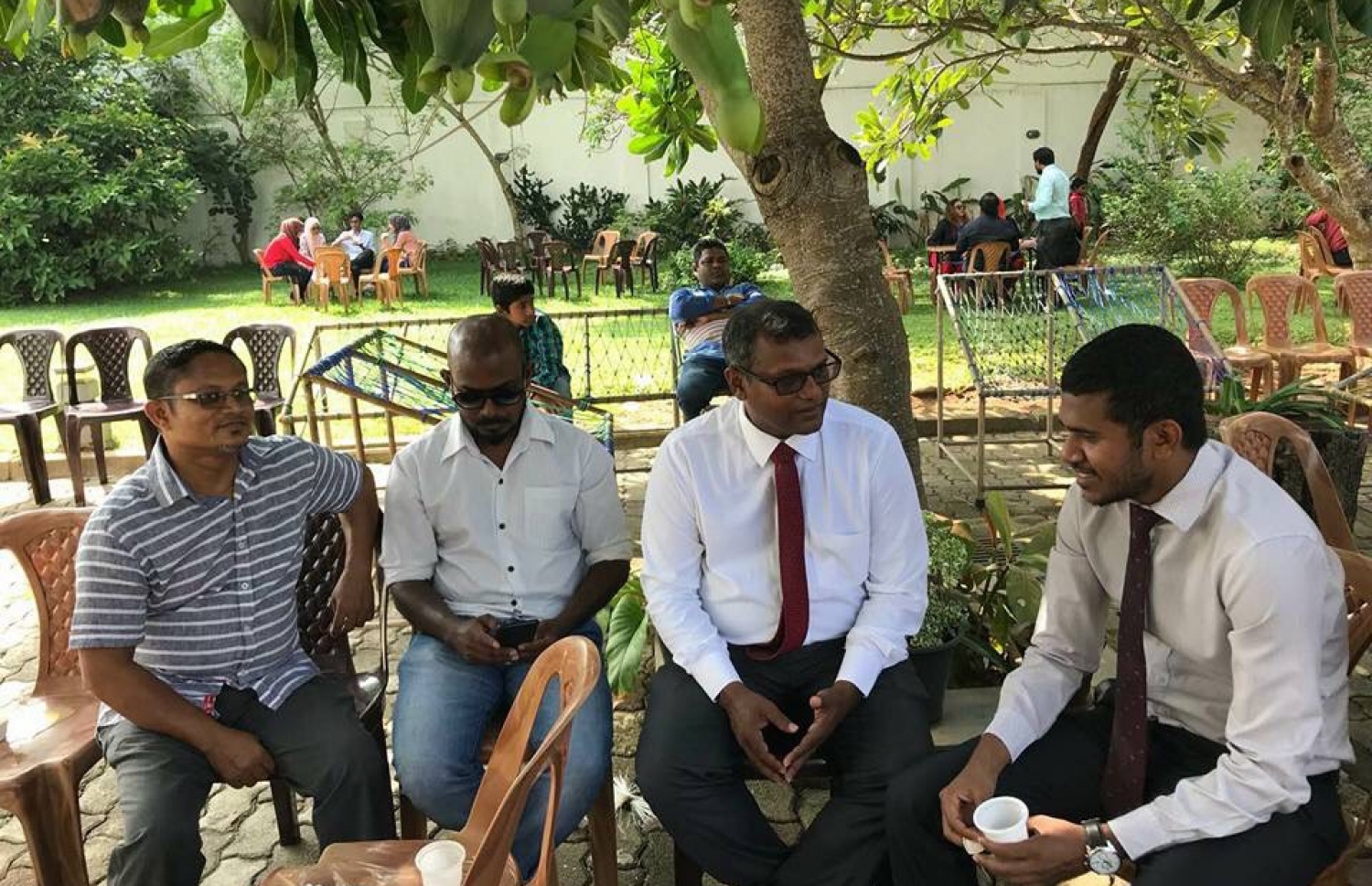 ސްރީ ލަންކާ: ނޮވެމްބަރު 19، 2017- ރާއްޖޭގެ މި އަހަރުގެ ގައުމީ ދުވަސް ސްރީ ލަންކާގައި ހުންނަ ދިވެހި އެމްބަސީގައި ފާހަގަކުރުމަށް ބޭއްވި ރަސްމިއްޔާތުގައި ބައިވެރިވި ބައެއް މީހުން.