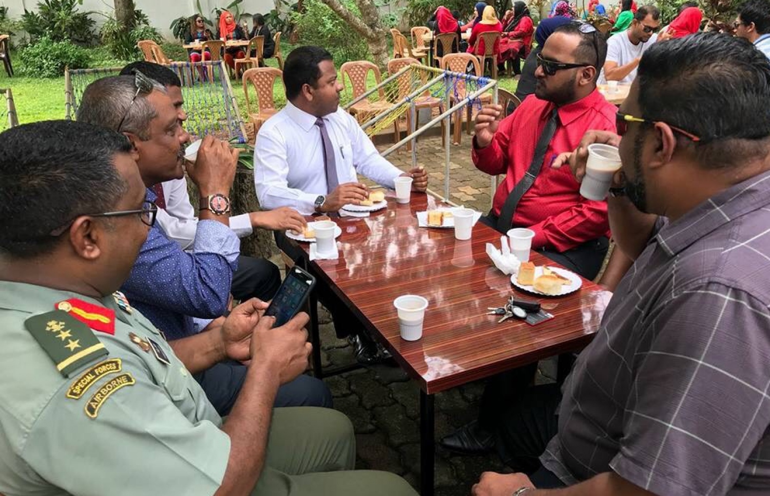 ސްރީ ލަންކާ: ނޮވެމްބަރު 19، 2017- ރާއްޖޭގެ މި އަހަރުގެ ގައުމީ ދުވަސް ސްރީ ލަންކާގައި ހުންނަ ދިވެހި އެމްބަސީގައި ފާހަގަކުރުމަށް ބޭއްވި ރަސްމިއްޔާތުގައި، އެ ގައުމުގައި ހުންނަވާ ދިވެހި ސަފީރު މުހައްމަދު ހުސެއިން ޝަރީފް (މުންދު) ހެނދުނުގެ ސައިފޮދު ހިއްޕަވަނީ.