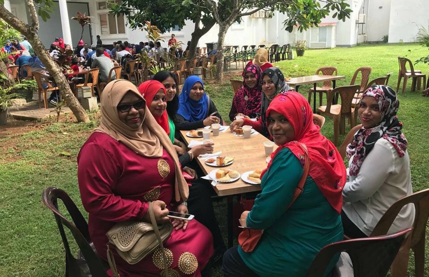 ސްރީ ލަންކާ: ނޮވެމްބަރު 19، 2017- ރާއްޖޭގެ މި އަހަރުގެ ގައުމީ ދުވަސް ސްރީ ލަންކާގައި ހުންނަ ދިވެހި އެމްބަސީގައި ފާހަގަކުރުމަށް ބޭއްވި ރަސްމިއްޔާތުގައި ބައިވެރިވި ބައެއް މީހުން.