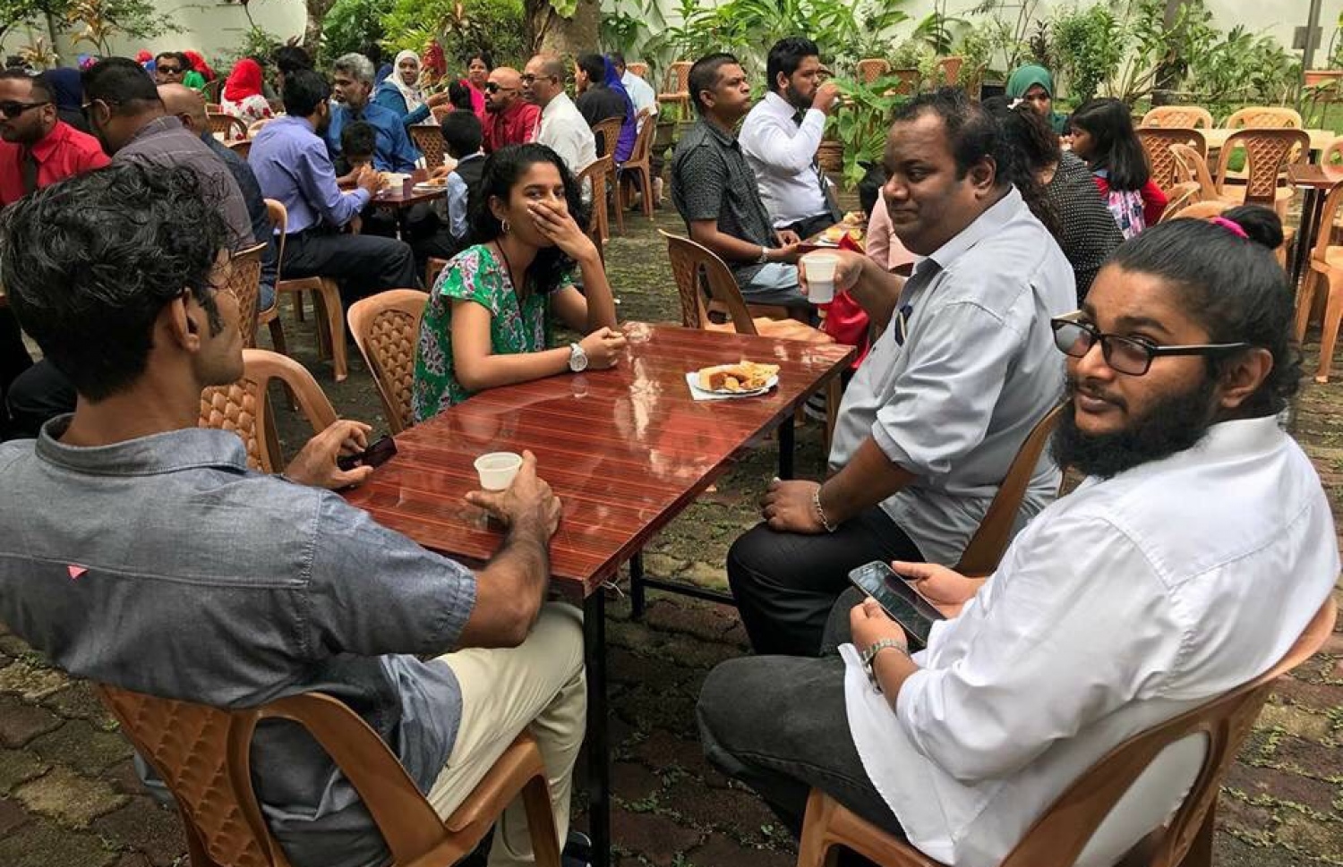 ސްރީ ލަންކާ: ނޮވެމްބަރު 19، 2017- ރާއްޖޭގެ މި އަހަރުގެ ގައުމީ ދުވަސް ސްރީ ލަންކާގައި ހުންނަ ދިވެހި އެމްބަސީގައި ފާހަގަކުރުމަށް ބޭއްވި ރަސްމިއްޔާތުގައި ބައިވެރިވި ބައެއް މީހުން.