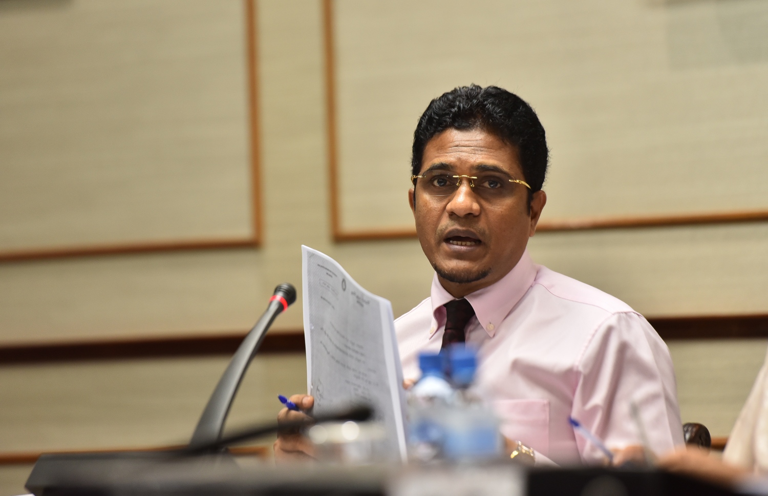 މަޖިލީހުގެ ބަޖެޓް ކޮމިޓީގައި މުގައްރިރު ވިލިމާފަންނު ދާއިރާގެ މެމްބަރު އަހުމަދު ނިހާން މިއަދު ވާހަކަދައްކަވަނީ. ފޮޓޯ: ހުސެއިން ވަހީދު /މިހާރު