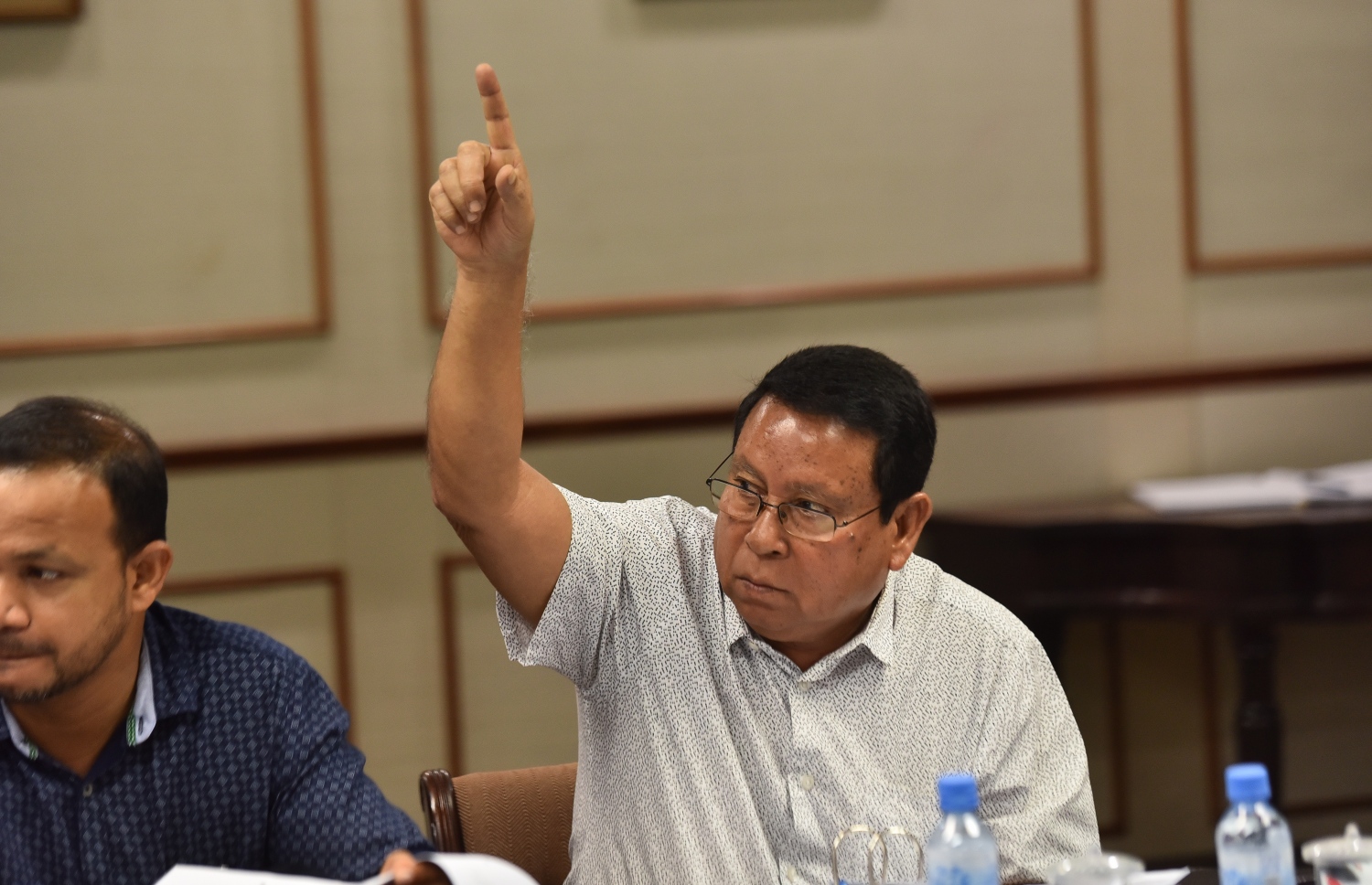 ނޮވެމްބަރު 20، 2017- ދައުލަތުގެ 2018 ވަނަ އަހަރުގެ ބަޖެޓް ދިރާސާކުރާ ކޮމެޓީގެ ބައްދަލުވުމުގައި މަތިވެރި ދާއިރާގެ ޖުމްހޫރީ ޕާޓީގެ ކުރީގެ މެމްބަރު ހުސެއިން މުހައްމަދު، ކޮމެޓީގައި ވާހަކަ ދެއްކެވުމުގެ ފުރުސަތަކަށް އެދިވަޑައިގަންނަވަނީ. --މިހާރު ފައިލް ފޮޓޯ