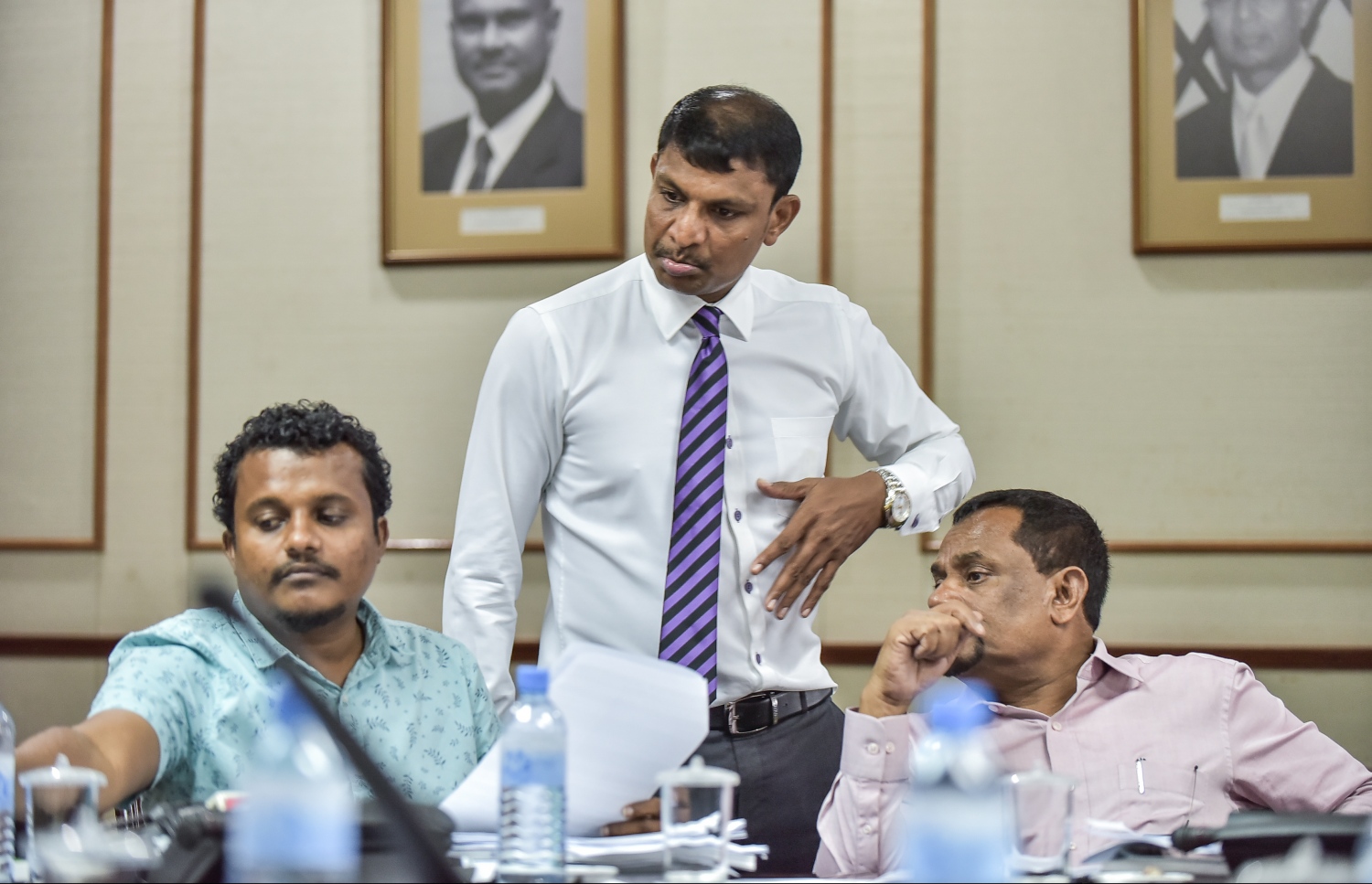 ބަޖެޓު ދިރާސާކުރާ ކޮމެޓީގެ ބައްދަލުވުމެއްގައި ޕީޕީއެމް ދެ މެމްބަރެއްގެ ފަތުގައި ރިޔާޒް މަޑުކޮށްލައްވައިގެން. - ފޮޓޯ: ނިޝާން އަލީ/ މިހާރު