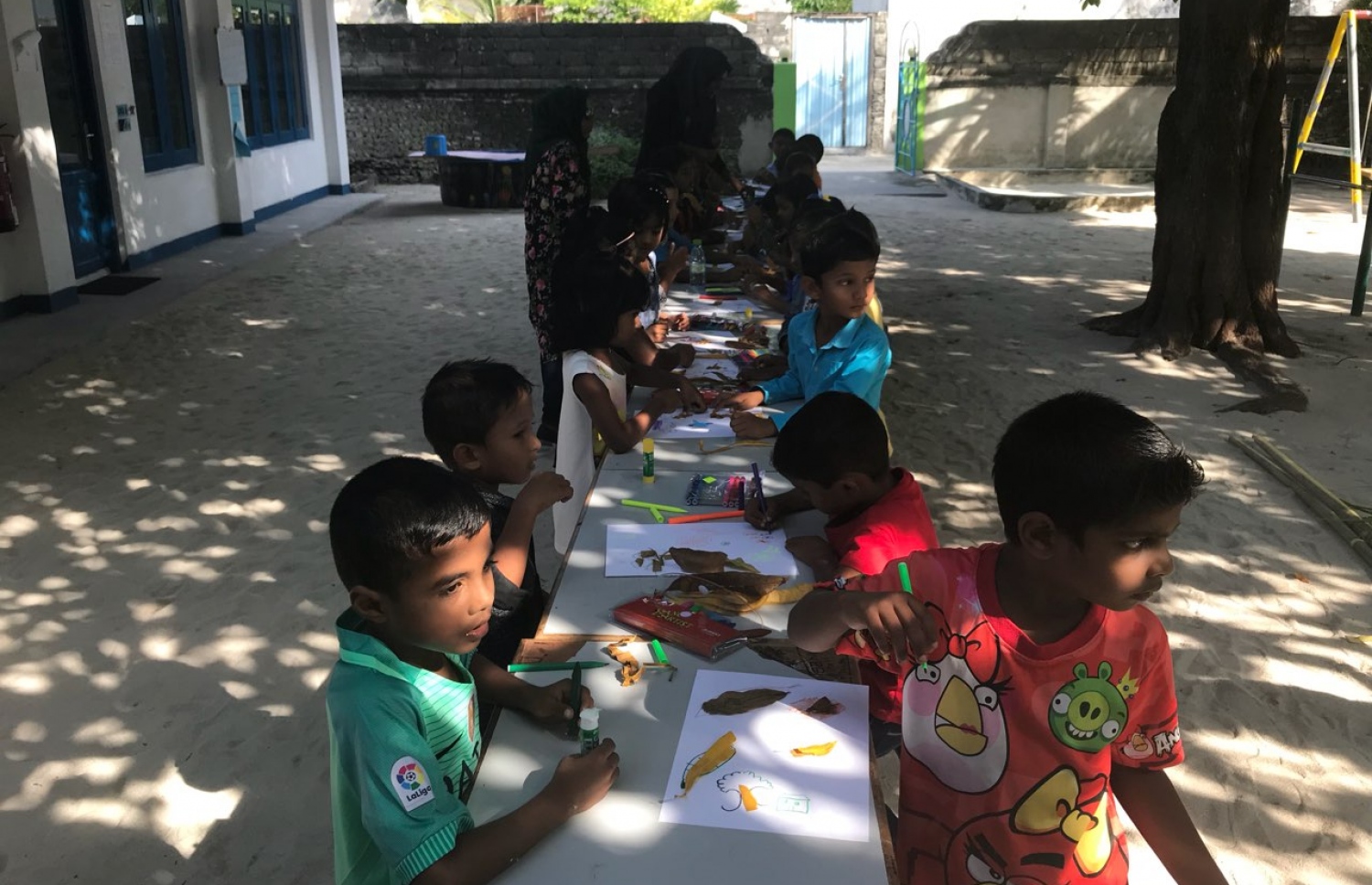 ދުނިޔޭގެ ކުޑަކުދިންގެ ދުވަސް ފާހަގަކުރަން ސޮނެވާ ޖާނީން ނ. އަތޮޅު މަދަރުސާގައި ބޭއްވި ހަރަކާތުގައި އެ ސްކޫލުގެ ދަރިވަރުން ބައިވެރިވަނީ