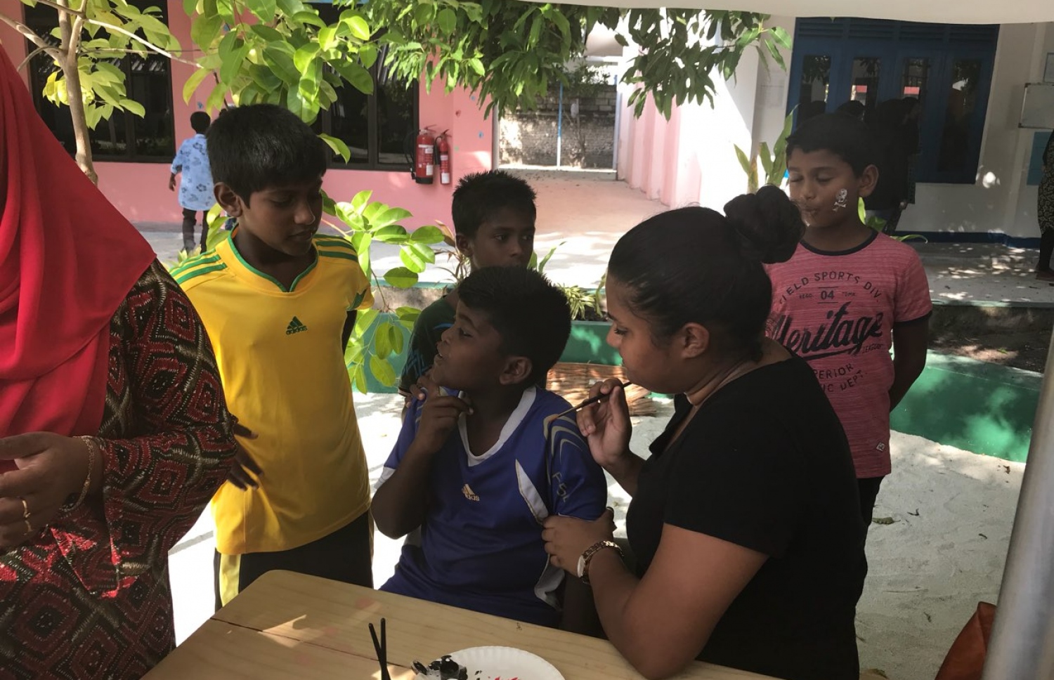 ދުނިޔޭގެ ކުޑަކުދިންގެ ދުވަސް ފާހަގަކުރަން ސޮނެވާ ޖާނީން ނ. އަތޮޅު މަދަރުސާގައި ބޭއްވި ހަރަކާތެއްގައި އެ ސްކޫލުގެ ދަރިވަރުން ބައިވެރިވަނީ