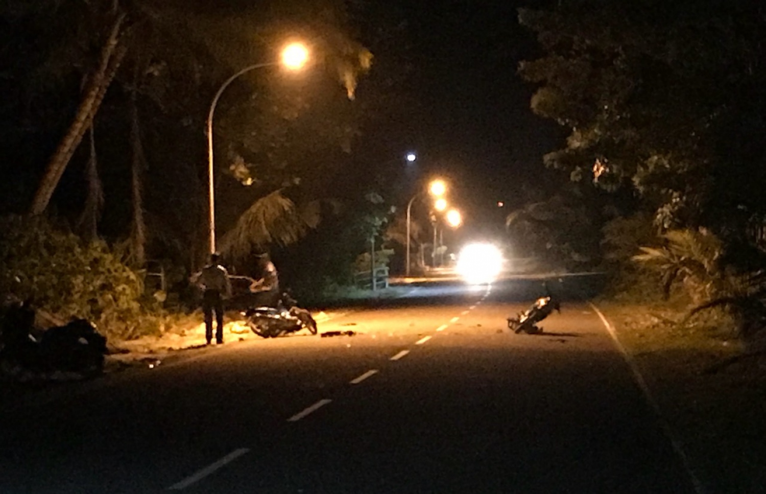 ފުވައްމުލަކުގައި މިރޭ އެކްސިޑެންޓު ހިނގި ސަރަހައްދުގައި ފުލުހުން ހަރަކާތްތެރިވަނީ. މި އެކްސިޑެންޓުގައި 17 އަހަރުގެ ފިރިހެން ކުއްޖަކު ވަނީ މަރުވެފައި.