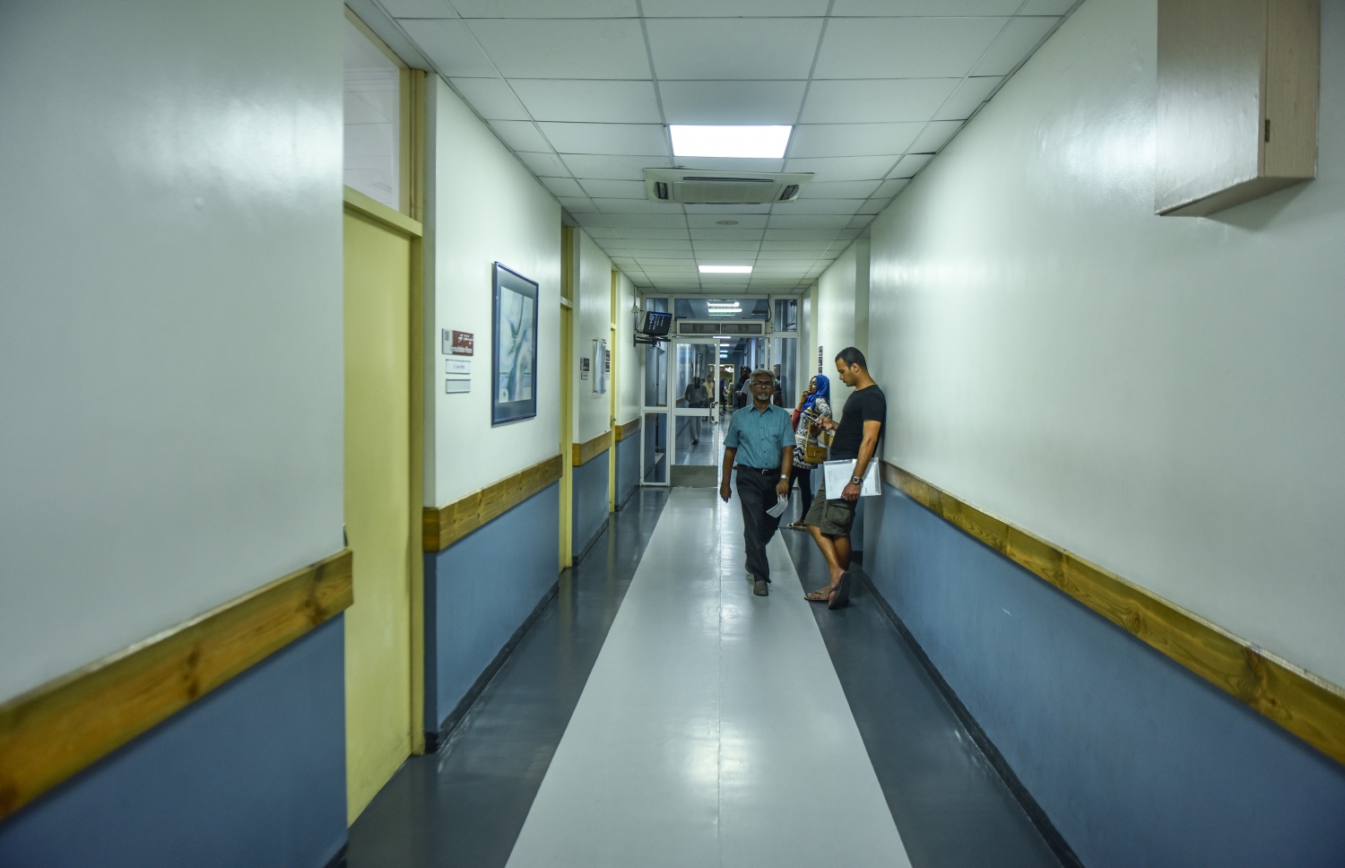 އޭޑީކޭ ހޮސްިޓަލުން ހިދުމަތް ހޯދަން ގޮސް ތިބި ބަޔަކު މަޑުކޮށްލައިގެން.