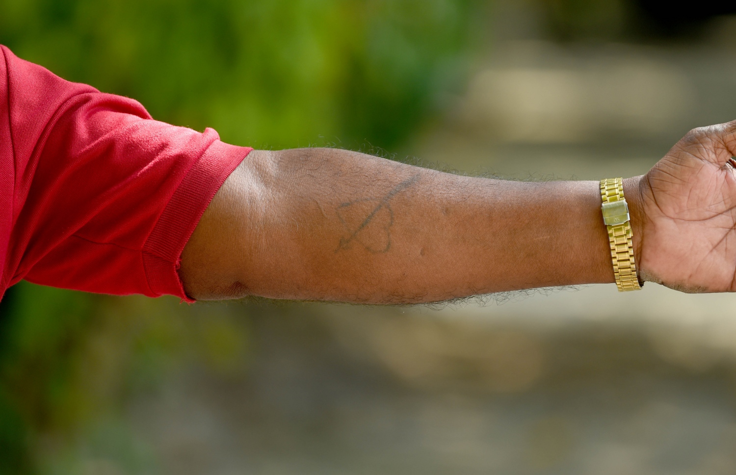 އަހުމަދުގެ އަތުގައި ޖަހާފައިވާ ޓެޓޫއެއް ދައްކާލަނީ