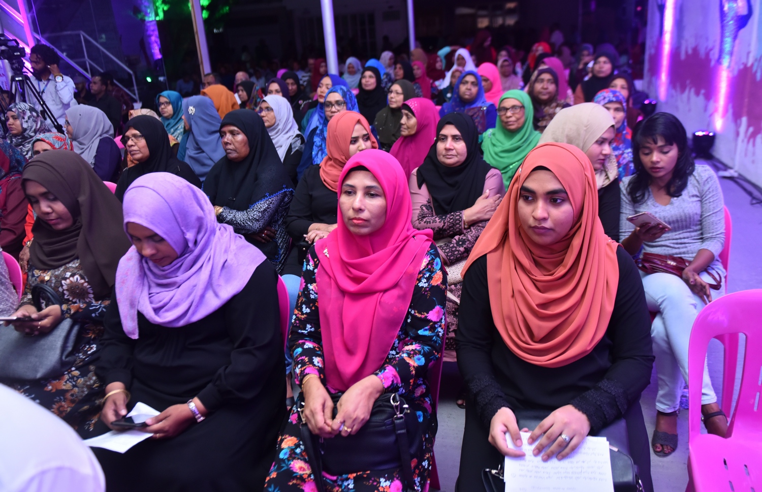 މާލެ: ނޮވެމްބަރު 21، 2017- ޕީޕީއެމުން މިރޭ ބޭއްވި ޖަލްސާގައި ބައިވެރިވި ބައެއް މީހުން.---ފޮޓޯ: ހުސެއިން ވަހީދު/މިހާރު