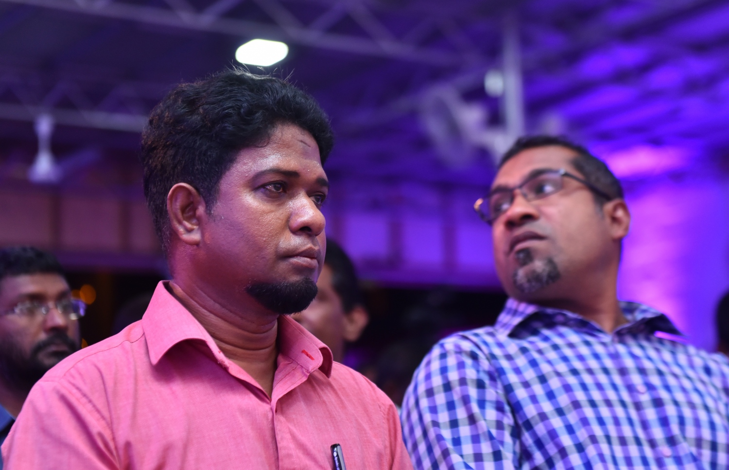 މާލެ: ނޮވެމްބަރު 21، 2017- ޕީޕީއެމުން މިރޭ ބޭއްވި ޖަލްސާގައި އެ ޕާޓީގެ ސެކްރެޓަރީ ޖެނެރަލް ނިލަންދޫ ދާއިރާގެ މެމްބަރު އަބްދުﷲ ޚަލީލް (ކ) އަދި އިސްދޫ ދާއިރާގެ މެމްބަރު އަހުމަދު ރަޝީދު ބައިވެރިވެވަޑައިގަންނަވަނީ.---ފޮޓޯ: ހުސެއިން ވަހީދު/މިހާރު