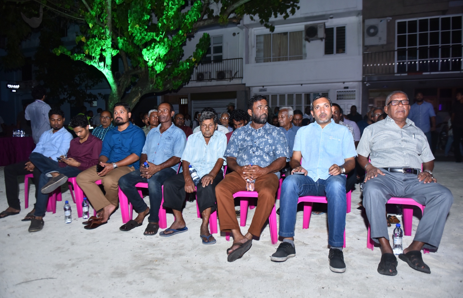 މާލެ: ނޮވެމްބަރު 21، 2017- ޕީޕީއެމުން މިރޭ ބޭއްވި ޖަލްސާގައި ބައިވެރިވެރިވި ބައެއް އާންމުން.---ފޮޓޯ: ހުސެއިން ވަހީދު/މިހާރު