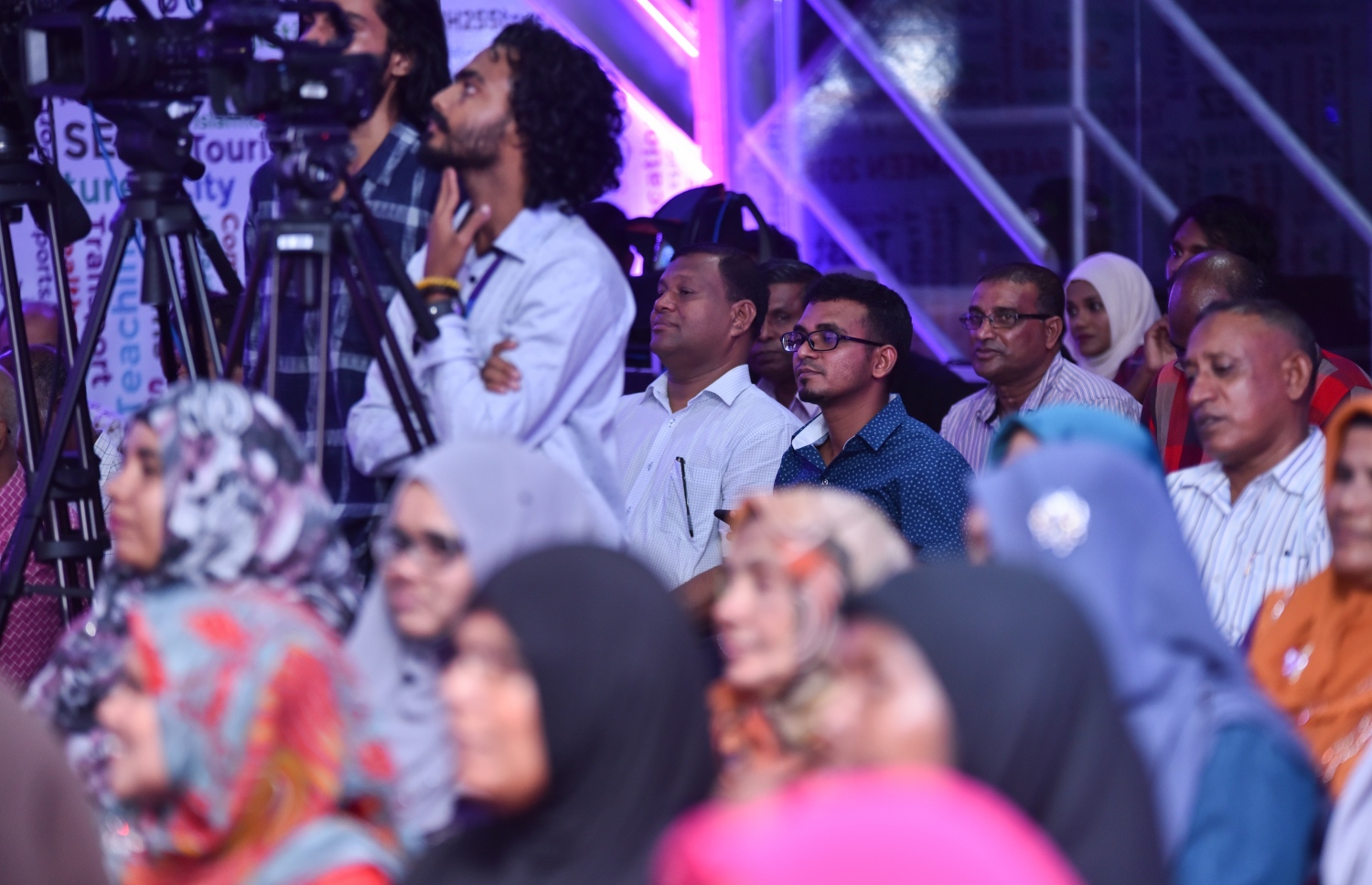 މާލެ: ނޮވެމްބަރު 21، 2017- ޕީޕީއެމުން މިރޭ ބޭއްވި ޖަލްސާގައި ބައިވެރިވެވަޑައިގެންނެވި ދައުލަތުގެ ބައެއް އިސްވެރިންނާއި އާންމުން.---ފޮޓޯ: ހުސެއިން ވަހީދު/މިހާރު