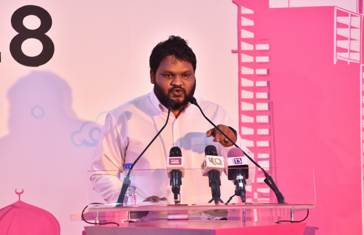 މާލެ: ނޮވެމްބަރު 21، 2017- ޕީޕީއެމުން މިރޭ ބޭއްވި ޖަލްސާގައި އެ ޕާޓީގެ މެމްބަރަކު ވާހަކަ ދައްކަނީ.---ފޮޓޯ: ހުސެއިން ވަހީދު/މިހާރު